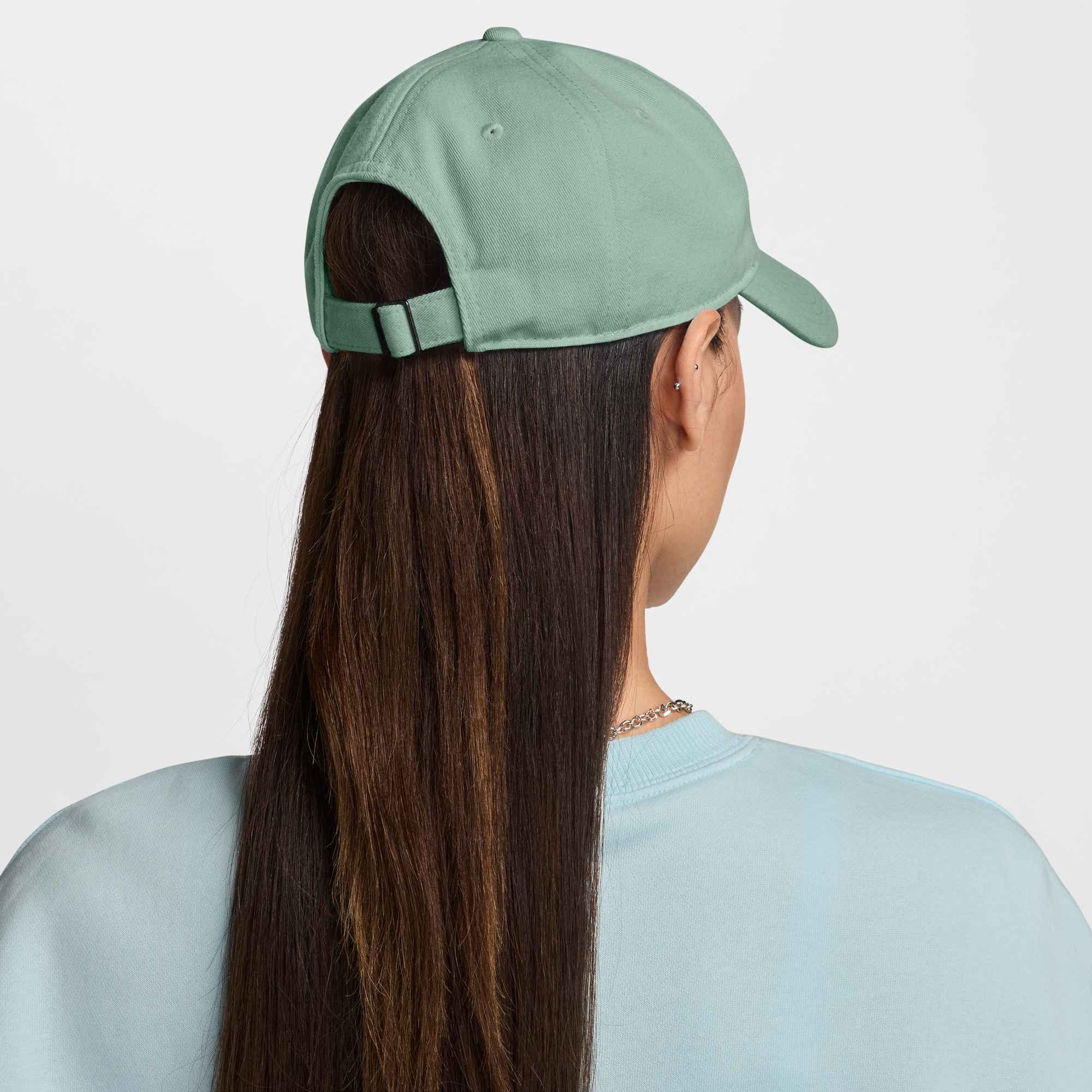 Nike Sportswear Baseball Cap U NK CLUB CAP U CB SM SWSH L mittelhohe Baseball Cap, mit vorgebogenem Schirm, aus glattem Twill