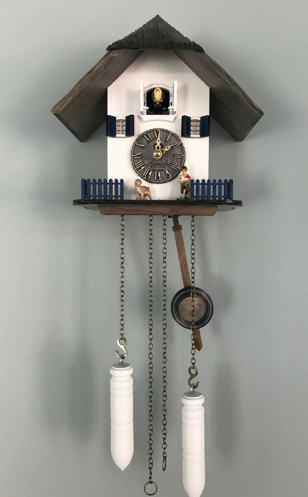 Wanduhr hergestellt Kuckucksuhr im Hettich-Uhren Clockvilla Schwarzwald
