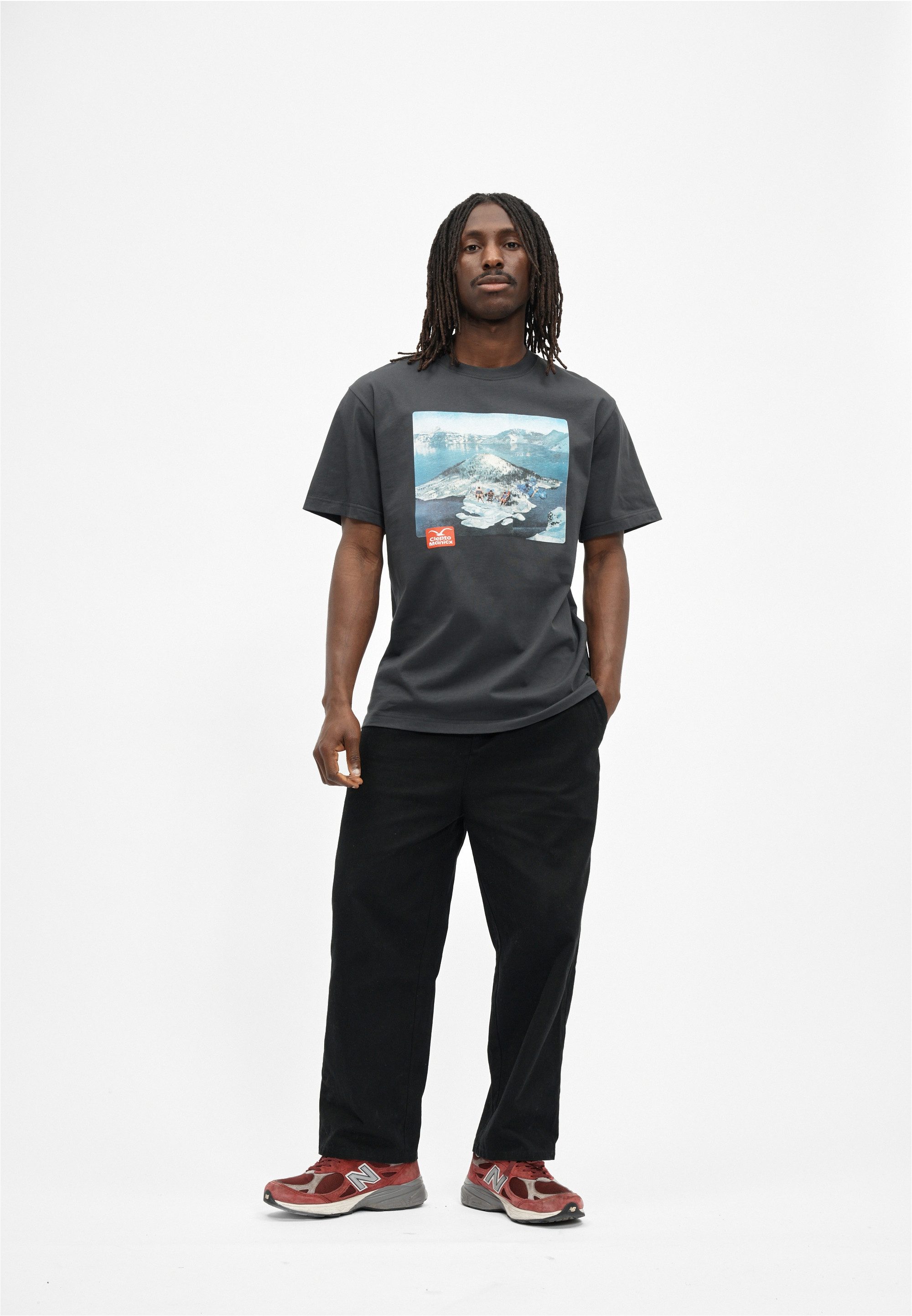 Cleptomanicx T-Shirt New Holiday mit großem Front-Print