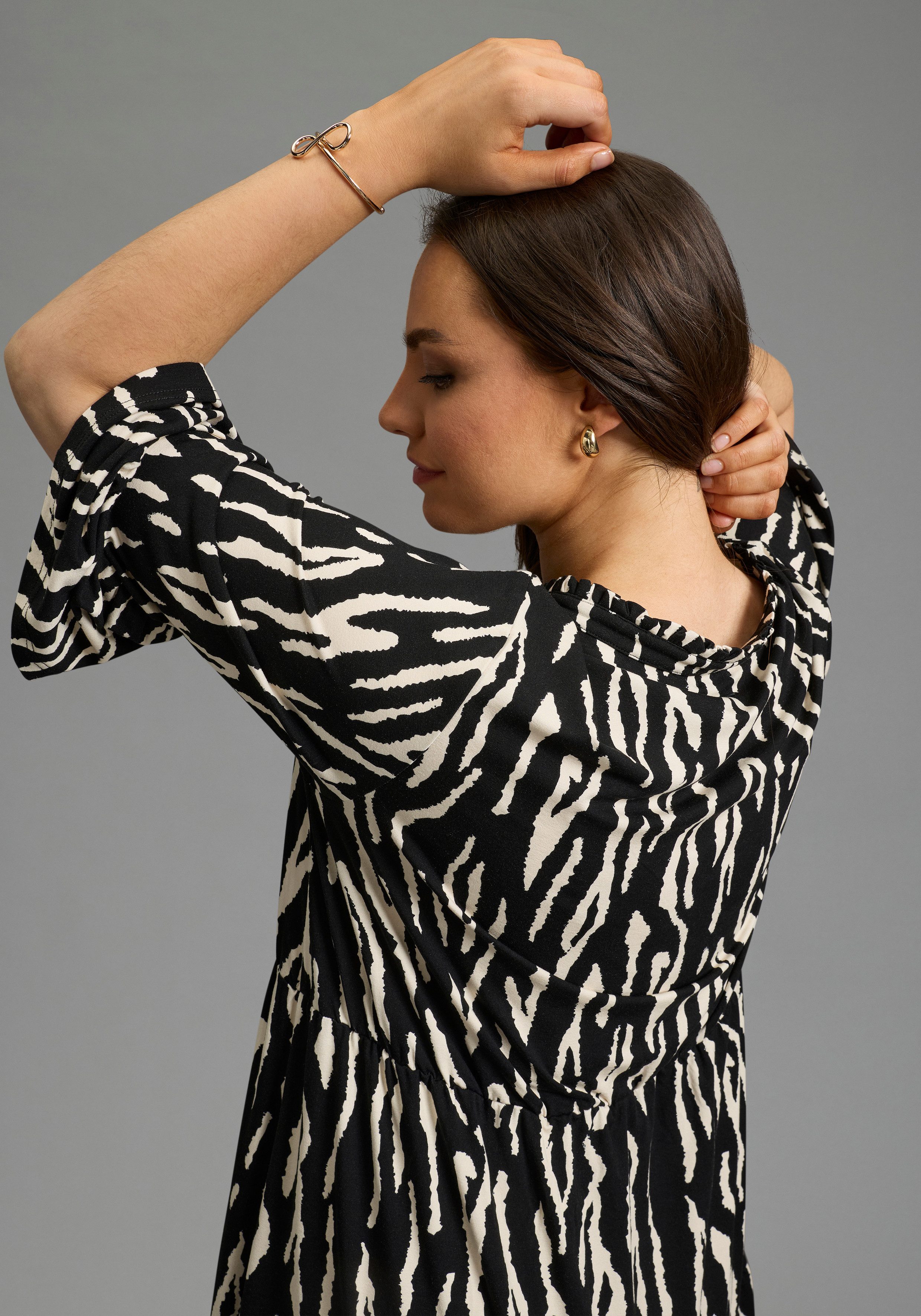 Laura Scott CURVE Jerseykleid figurumspielende Passform mit Volants, aus Viskosemischung