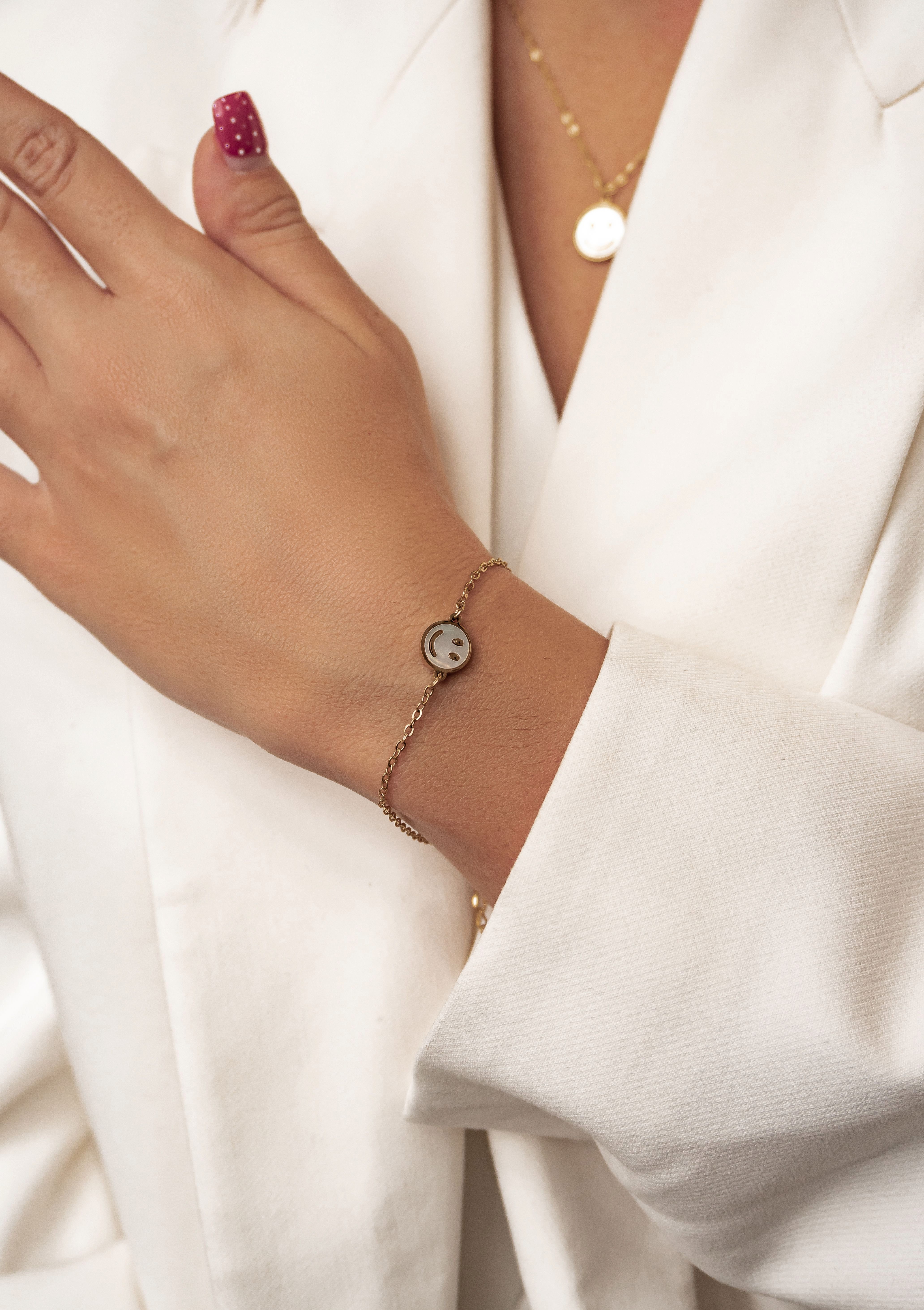 Hey Happiness Freundschaftsarmband Smiley Charm, mit Muschel Anhänger, Filigrane Trend Armkette mit Perlmutt Smiley, verstellbar