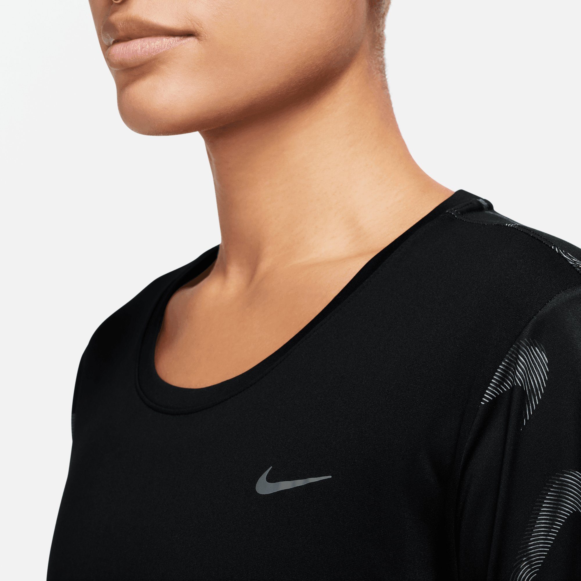 SWOOSH DRI-FIT SILV Nike SHORT-SLEEVE CROP WOMEN'S TOP Laufshirt BLACK/REFLECTIVE PRINTED