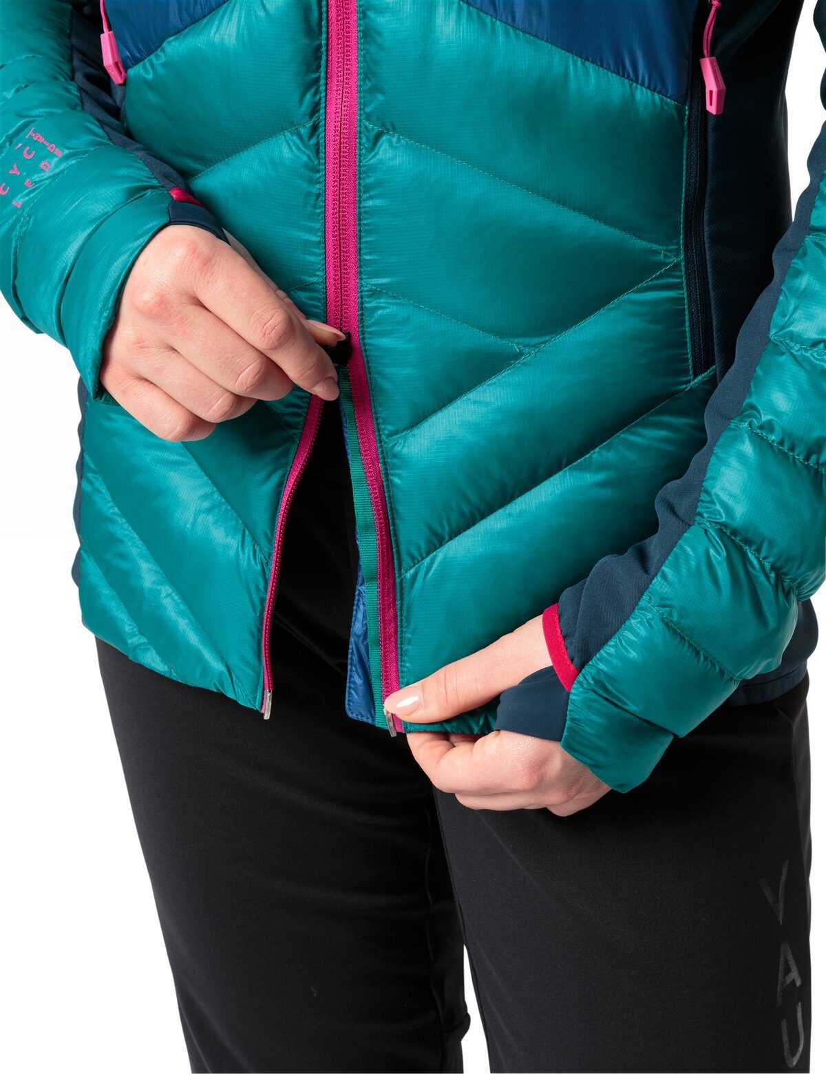 Outdoorjacke Sesvenna VAUDE Pro Women's kompensiert ultramarine II Klimaneutral Jacket (1-St)