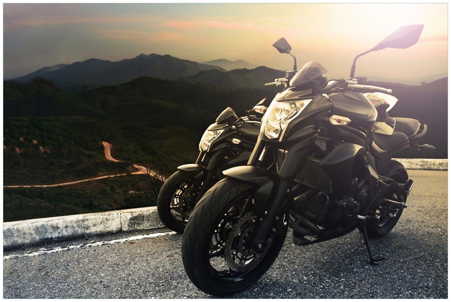 Wallario Glasbild, Motorräder auf einem Berg im Sonnenschein, in verschiedenen Ausführungen