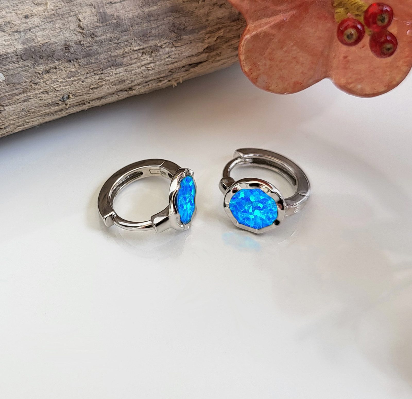 Schöner-SD Paar Creolen Silbercreolen mit synth. Opal in Blau kleine Creolen aus 925 Silber, Silberohrringe rund