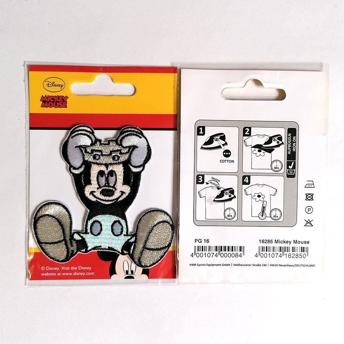 Disney Aufnäher Bügelbild, Aufbügler, Applikationen, Patches, Flicken, zum aufbügeln, Polyester, Mickey Mouse sitzt - Größe: 7,5 x 7,5 cm
