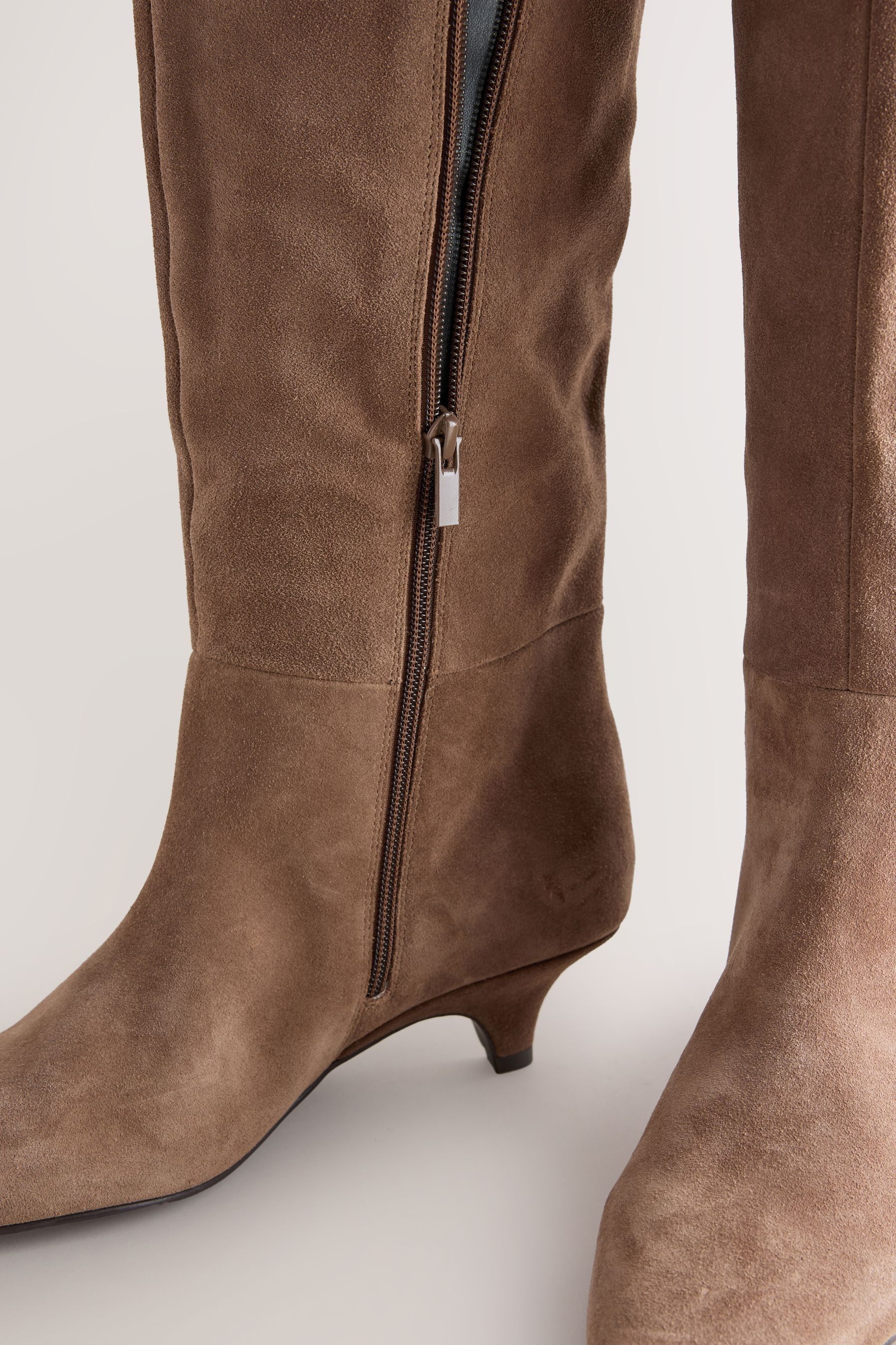 Next N. Premium Kniehohe Stiefel mit Kitten-Heel Stiefel – Bild 4 von 5