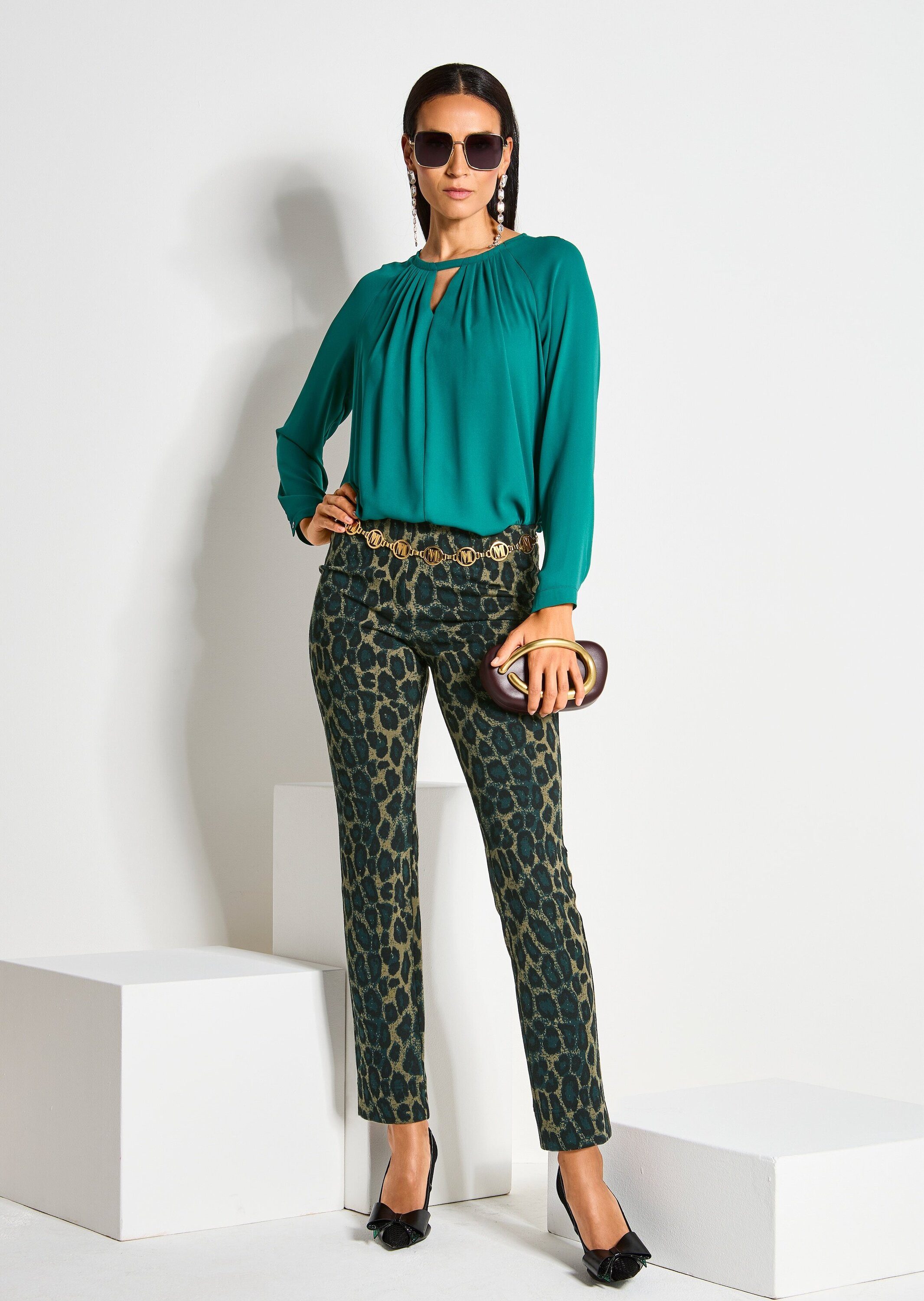 MADELEINE Langarmbluse Elegante Bluse mit V-Ausschnitt Zarte Falten mit semitransparente Eleganz und langen Ärmeln