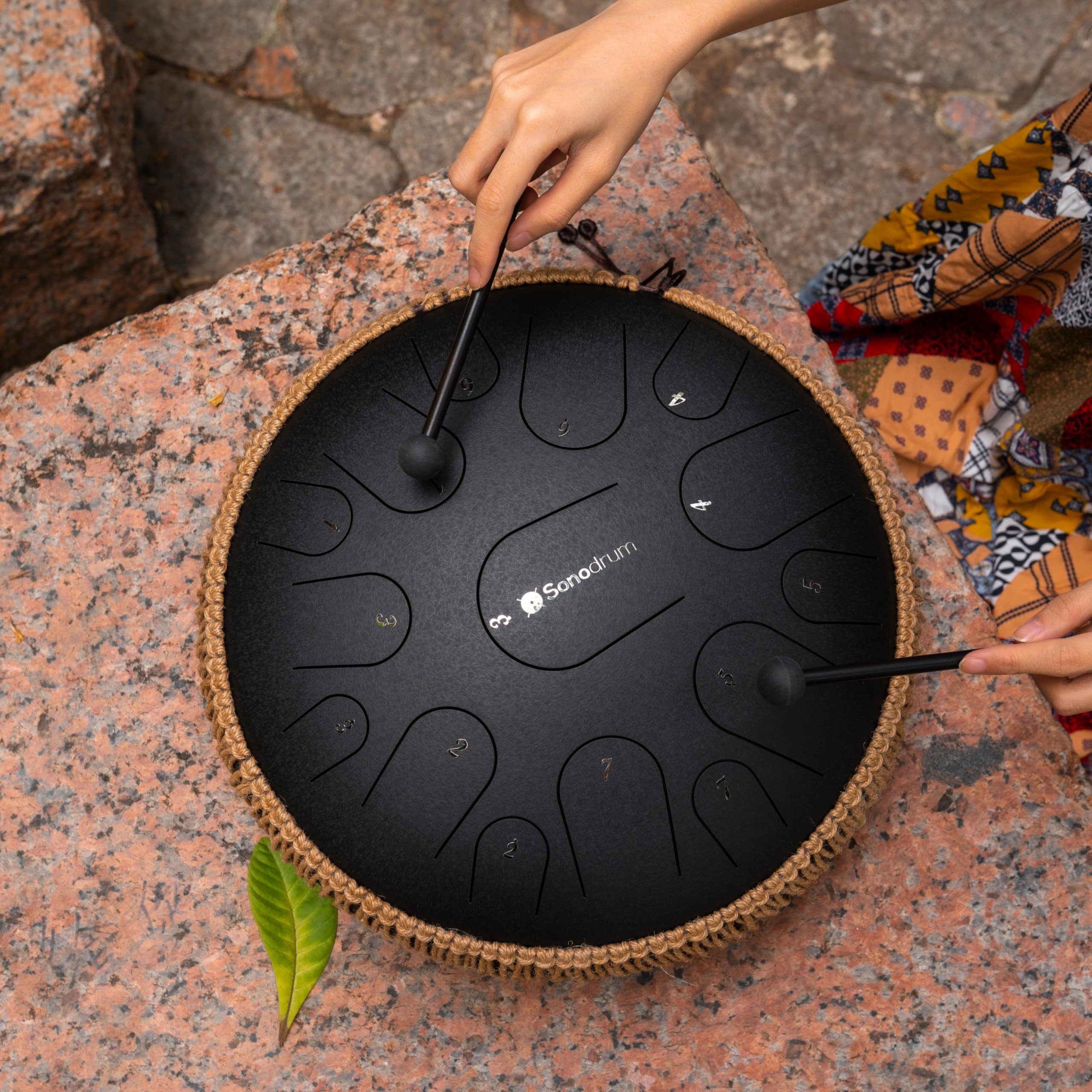 Sonodrum Steel Tongue Drum - Zungentrommel "Premium" C - Dur - 35 cm groß mit 15 Tönen,Steel Tongue Drum inkl. Liederbuch, Schlägel, Fingersticks und Tragetasche, Notenlesen nicht nötig, einfach zu spielen