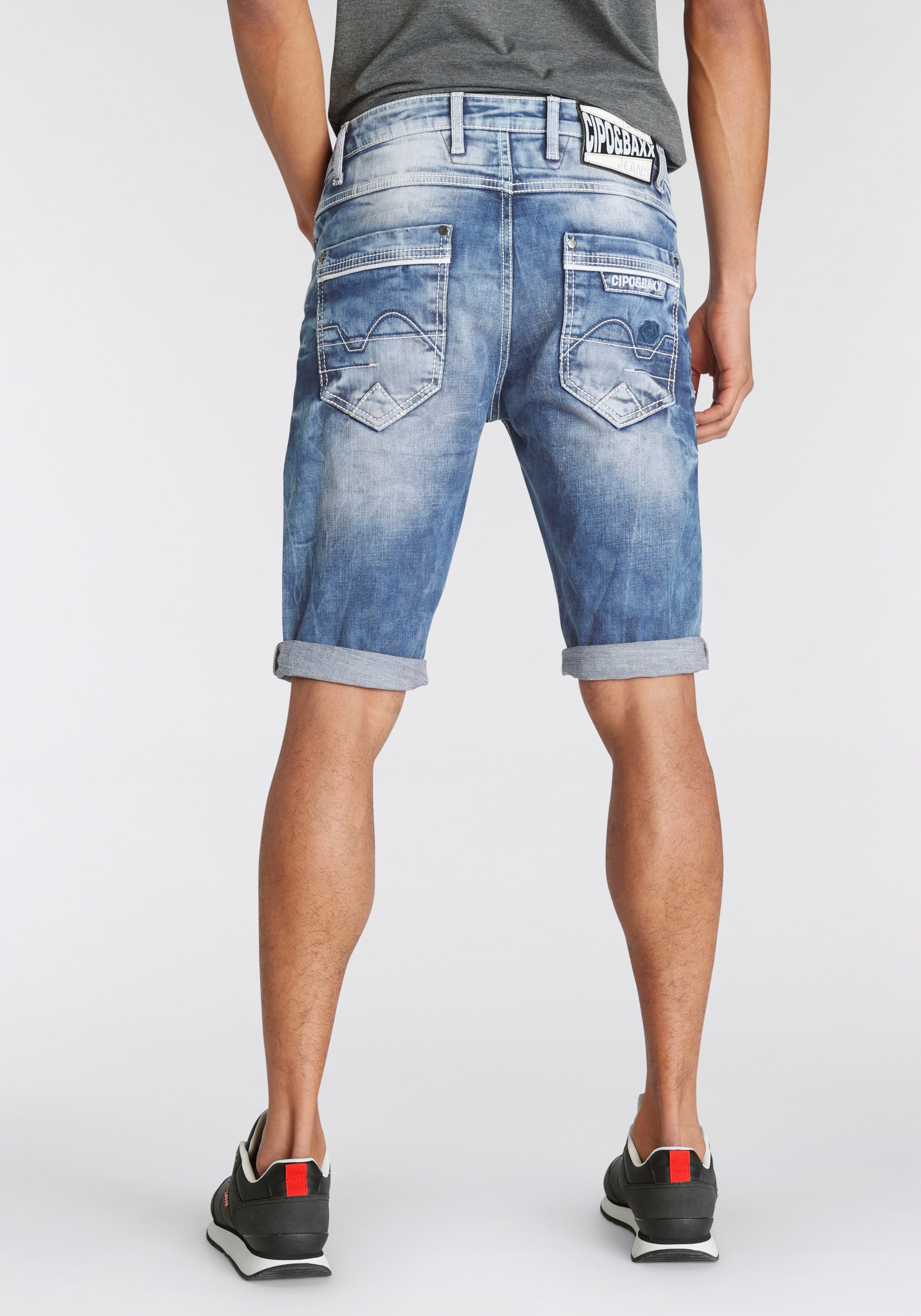 Cipo & Baxx Jeansbermudas in Denim und mit markanten Taschen