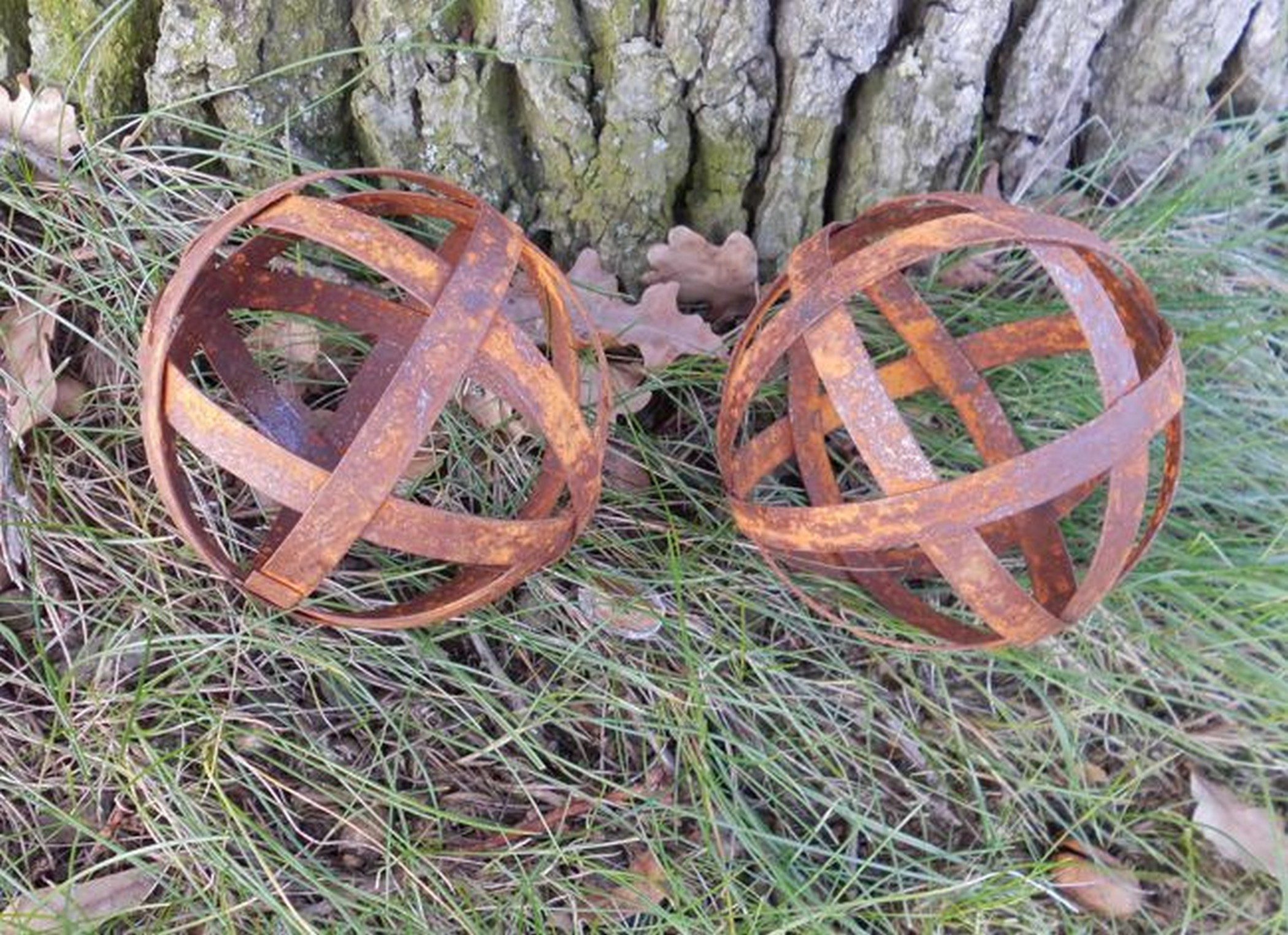 Deko-Impression Dekokugel Zwei Kugeln Dekokugeln aus Flacheisen Gitterkugeln Rostfarben je 10cm (2 St) – Bild 3 von 3