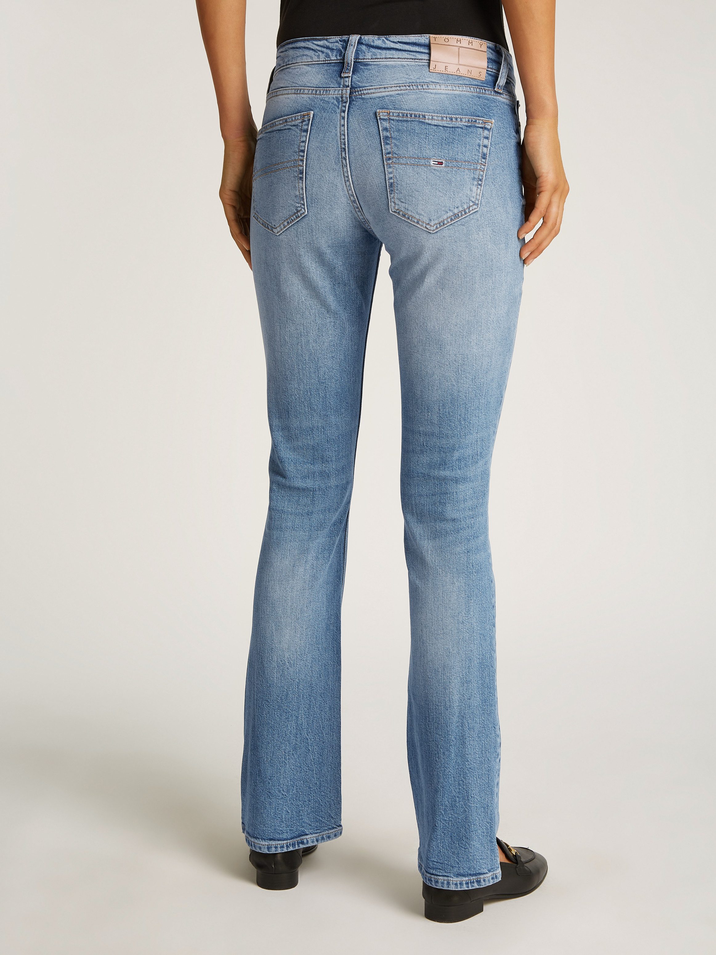 Tommy Jeans Bootcut-Jeans Maddie Mid Rise Bootcut in hellblauer Waschung günstig online kaufen