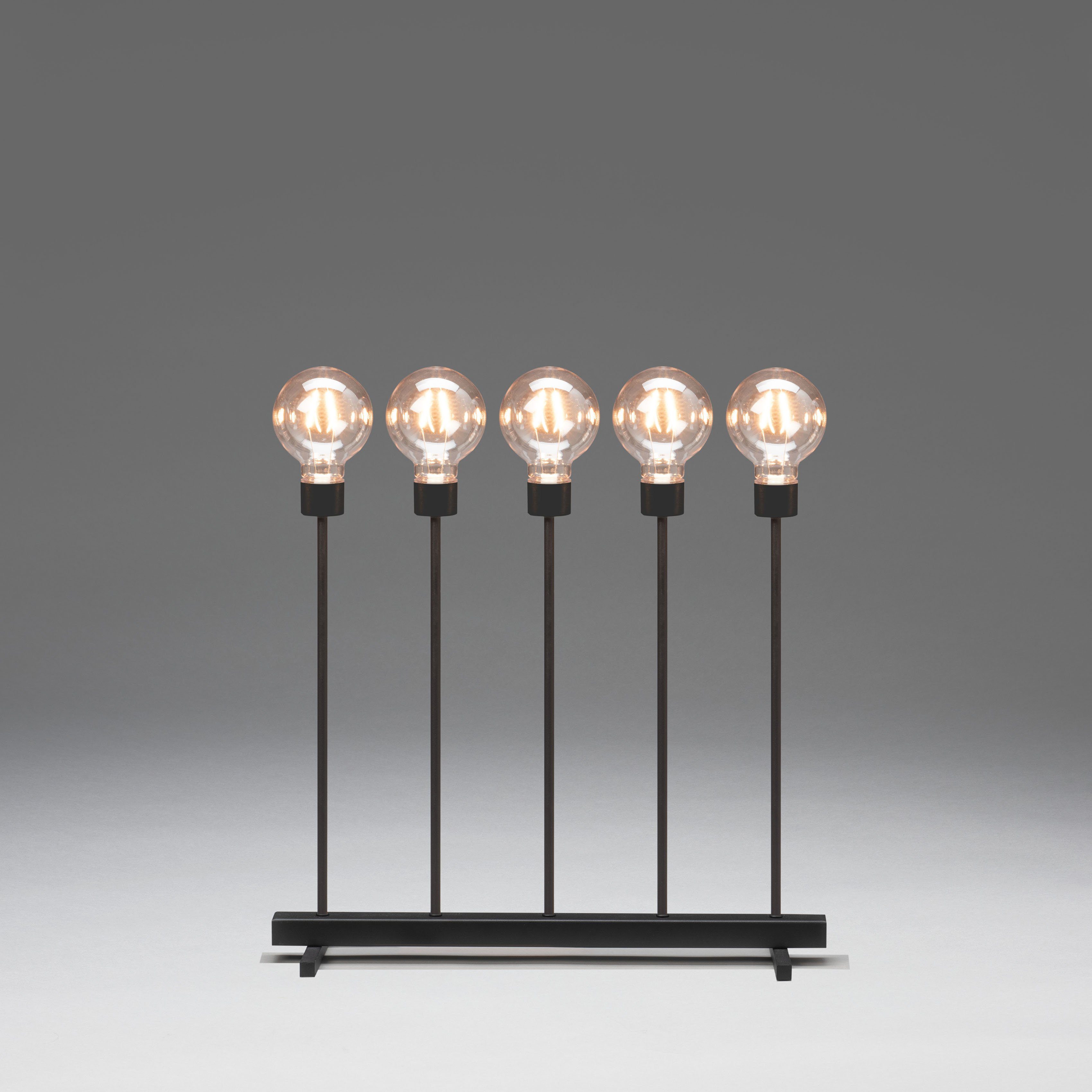 KONSTSMIDE LED Fensterleuchter, LED wechselbar, LED Metallleuchter, schwarz, 5 runde Globes, 10 bernsteinfb. Dioden