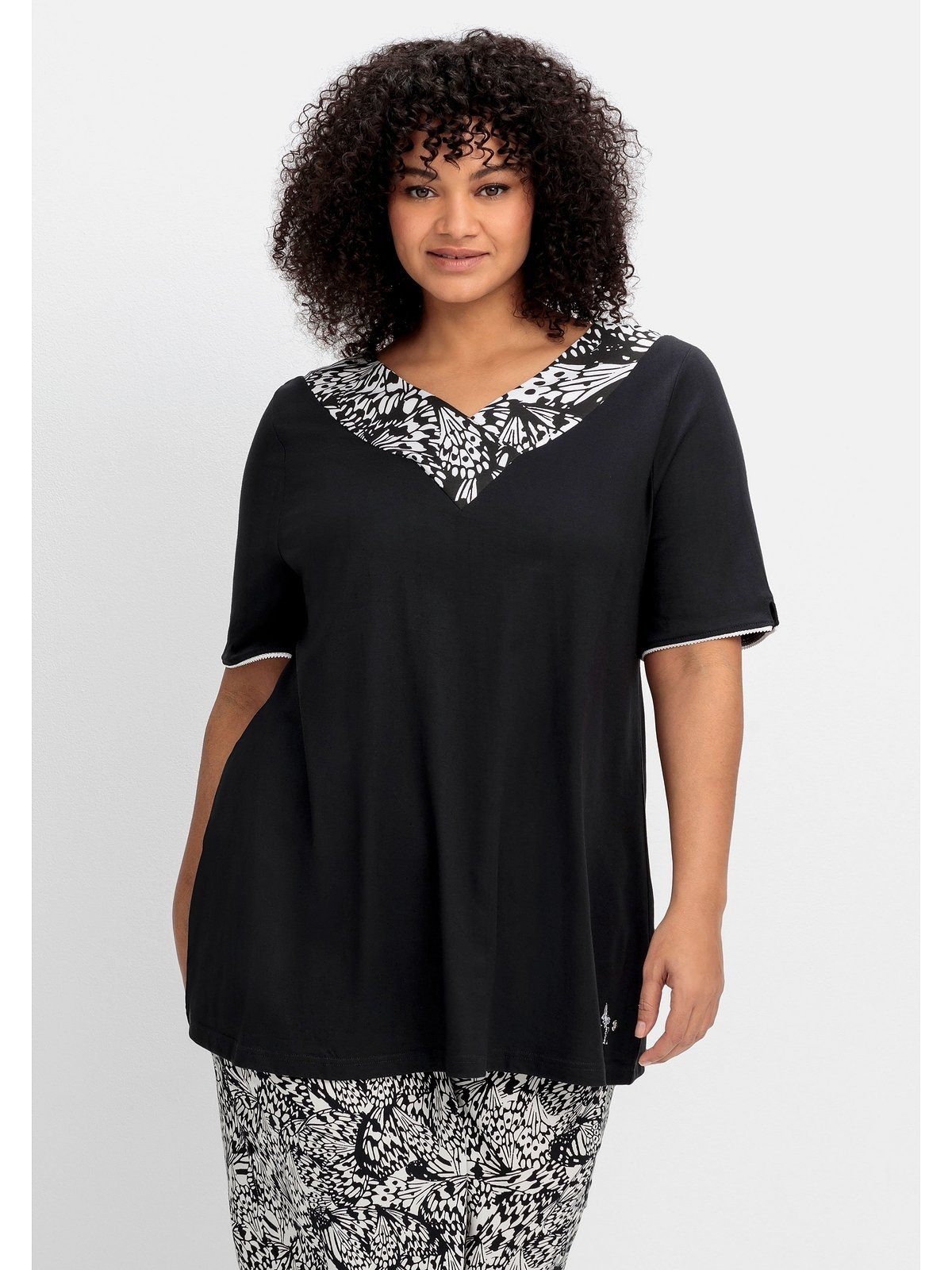 Sheego Longshirt Große Größen mit breiter Blende am V-Ausschnitt schwarz bedruckt