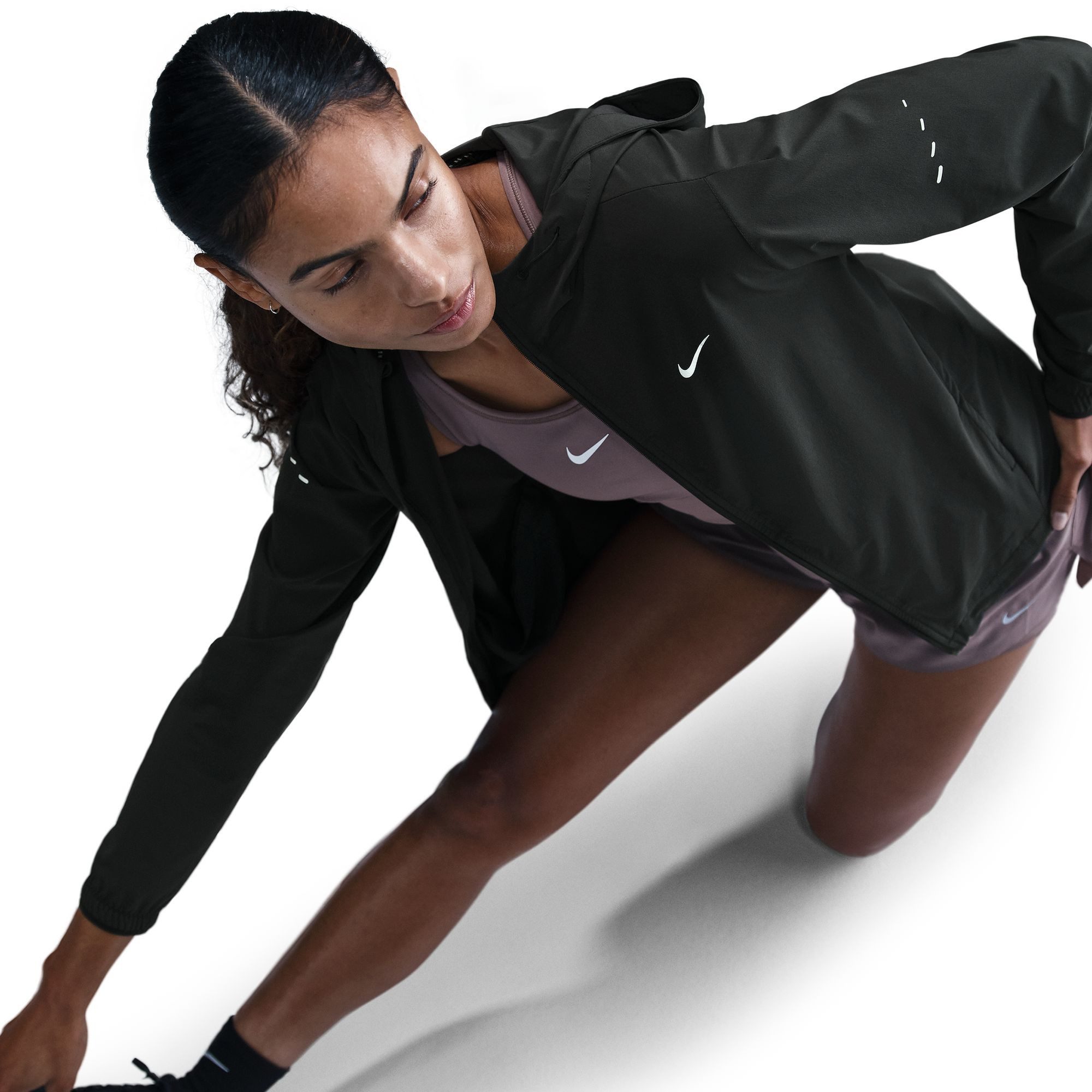 Nike Laufjacke W NK SWIFT RPL PKBL JKT mit Kapuze und Kordelzug, atmungsaktiv, wasserabweisend, windabweisend