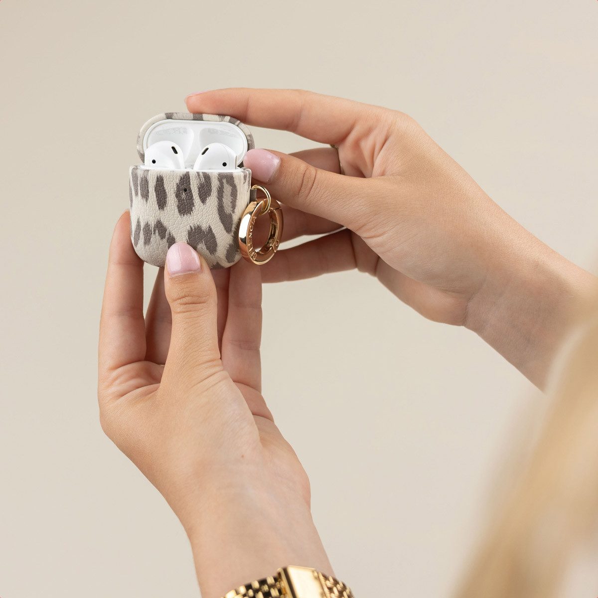 Selencia Kopfhörer-Schutzhülle Selencia Sabi Hülle Panthermuster Apple Airpods 3 - Soft Ivory – Bild 3 von 5
