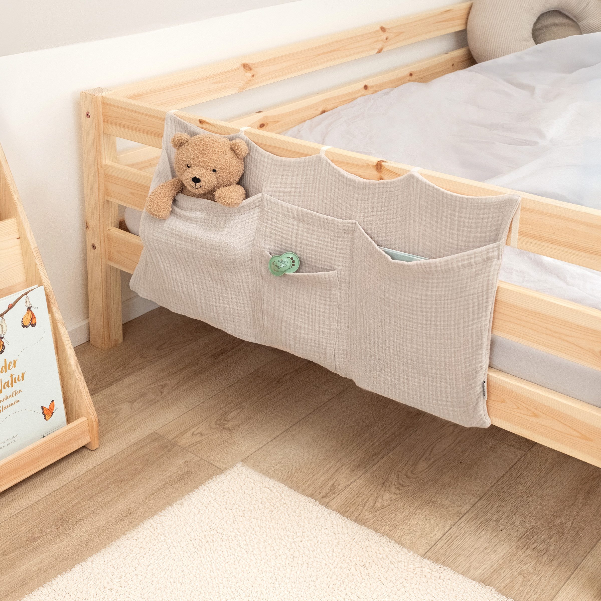 Ehrenkind Hängeaufbewahrung Bett Organizer, Praktische Betttasche für Ordnung am Bett (einfache Befestigung, 4-lagigen Bio-Musselin), Bettaufbewahrungstasche für Bücher & Kuscheltiere
