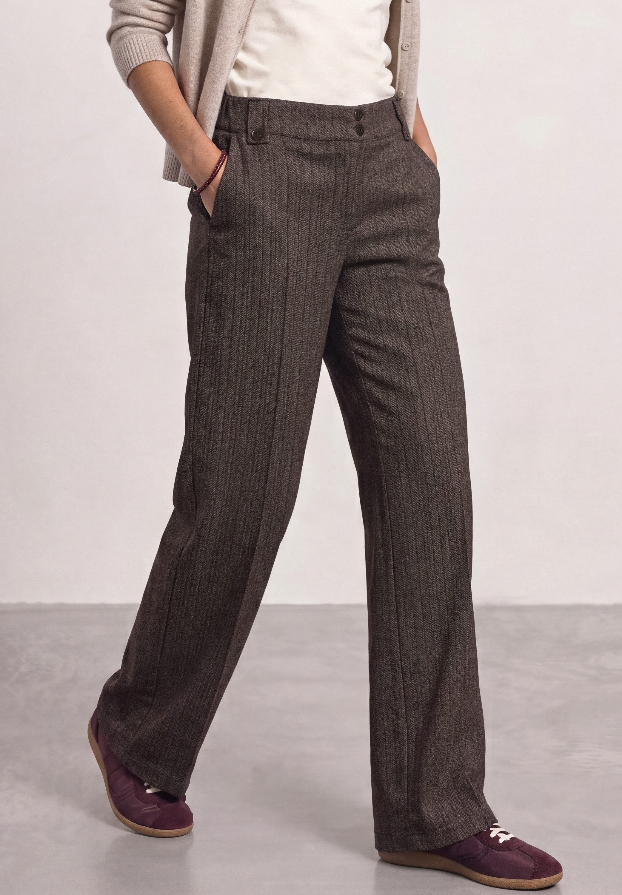 STREET ONE Stoffhose Style Amalia mit feiner Struktur/Muster und Knopfdetail und elastischem Bund