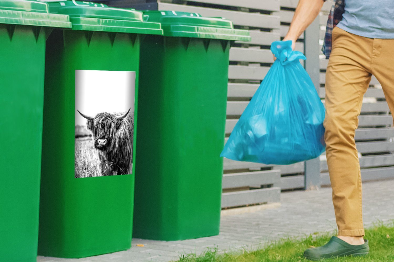Highlander weiß St), Mülleimer-aufkleber, MuchoWow Sticker, - Mülltonne, schwarz Wandsticker Container, (1 und Wiederkäuender schottischer Abfalbehälter