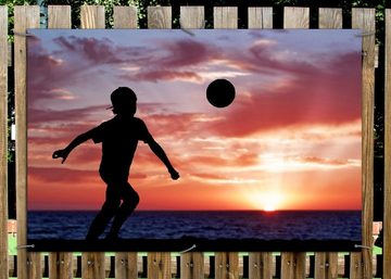 Wallario Sichtschutzzaunmatten Fußball - Kleiner Junge spielt im Abendrot