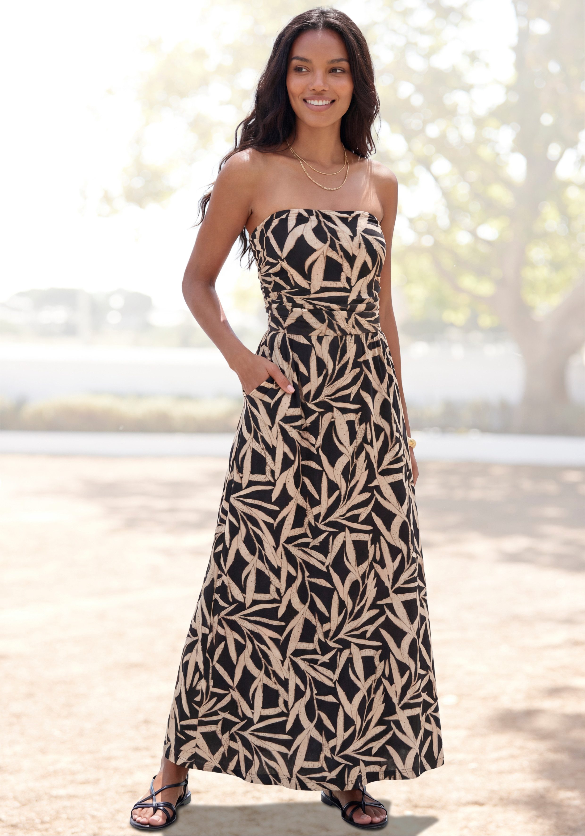 s.Oliver Maxikleid mit seitlicher Raffung am Oberteil und Blätterdruck luftiges Sommerkleid mit Taschen,Strandkleid,Bandeaukleid, Jerseykleid