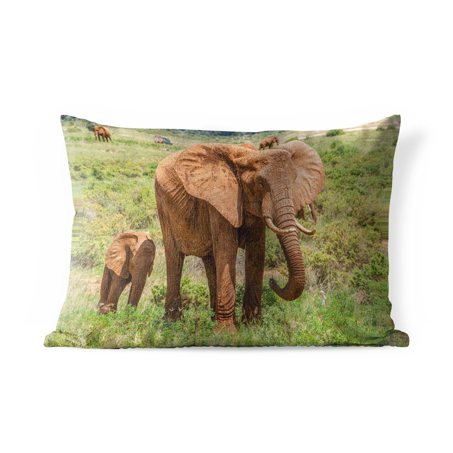 MuchoWow Dekokissen Elefantenbaby mit seiner Mutter im Gras, Outdoor-Dekorationskissen, Polyester, Dekokissenbezug, Kissenhülle
