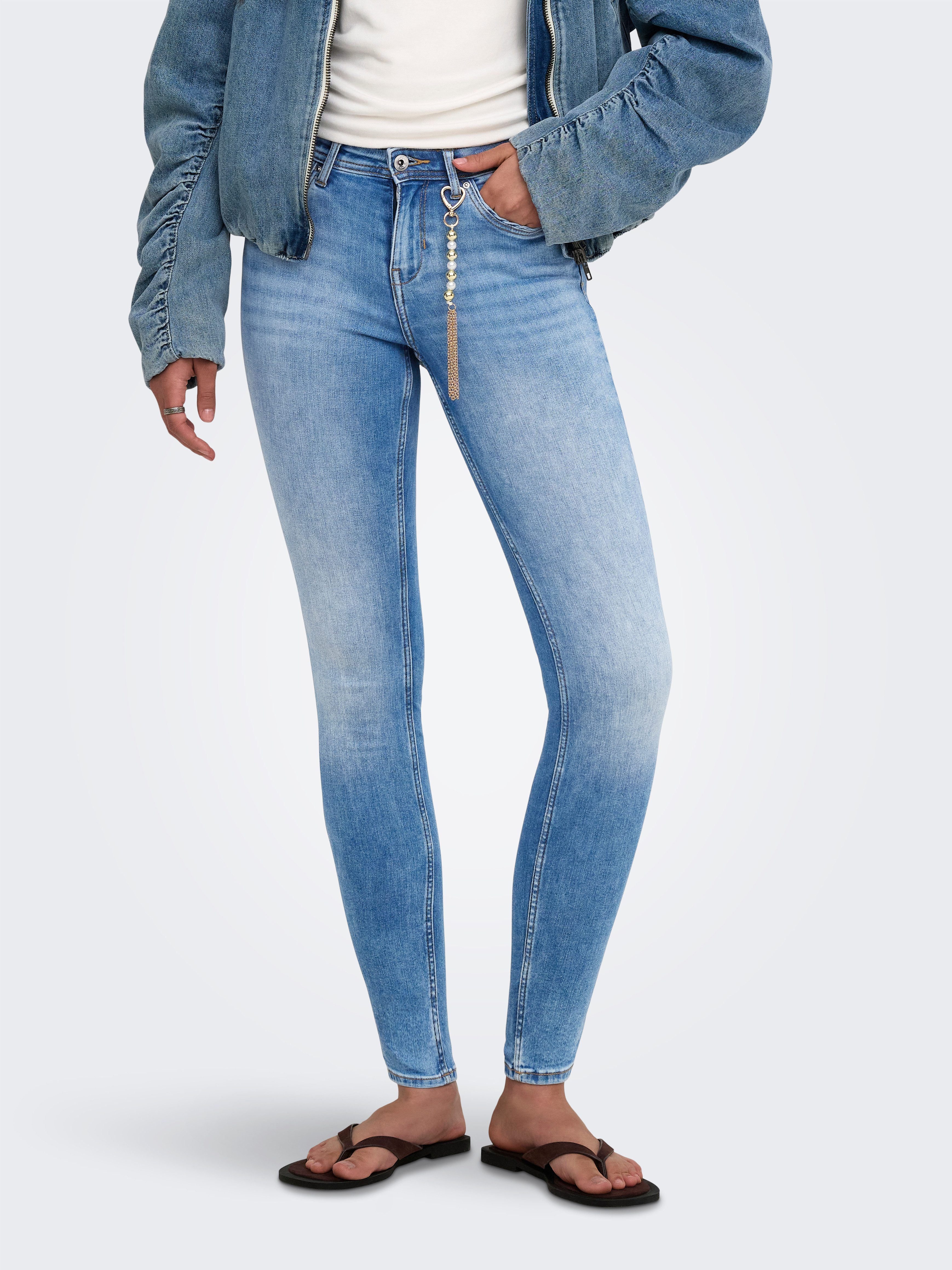 ONLY Skinny-fit-Jeans ONLWAUW MID WAIST CHARM DNM Baumwollmischung, skinny fit, mid waist, mit Charm-Anhänger