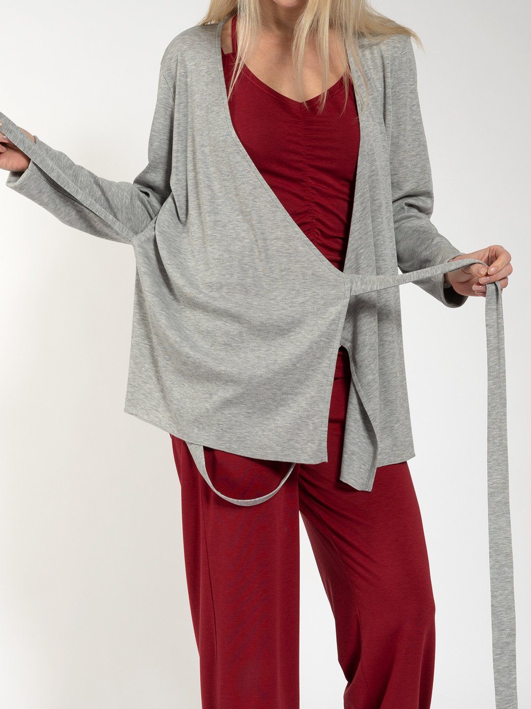 Zoe mit Yoga-Wickeljacke grau aus Magadi meliert Gürtel Naturmaterial