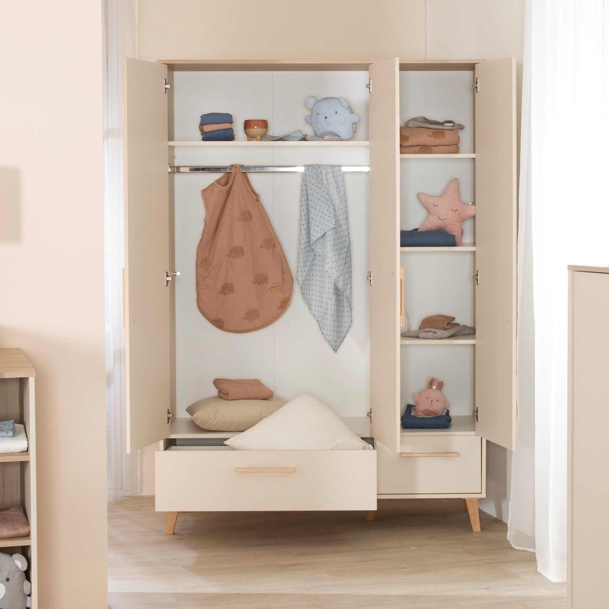 roba® Kleiderschrank Jil - 3-türig mit 2 Schubladen - Soft-Close & Metallkleiderstange Griffe aus Massivholz - Cashmere / Chestnut