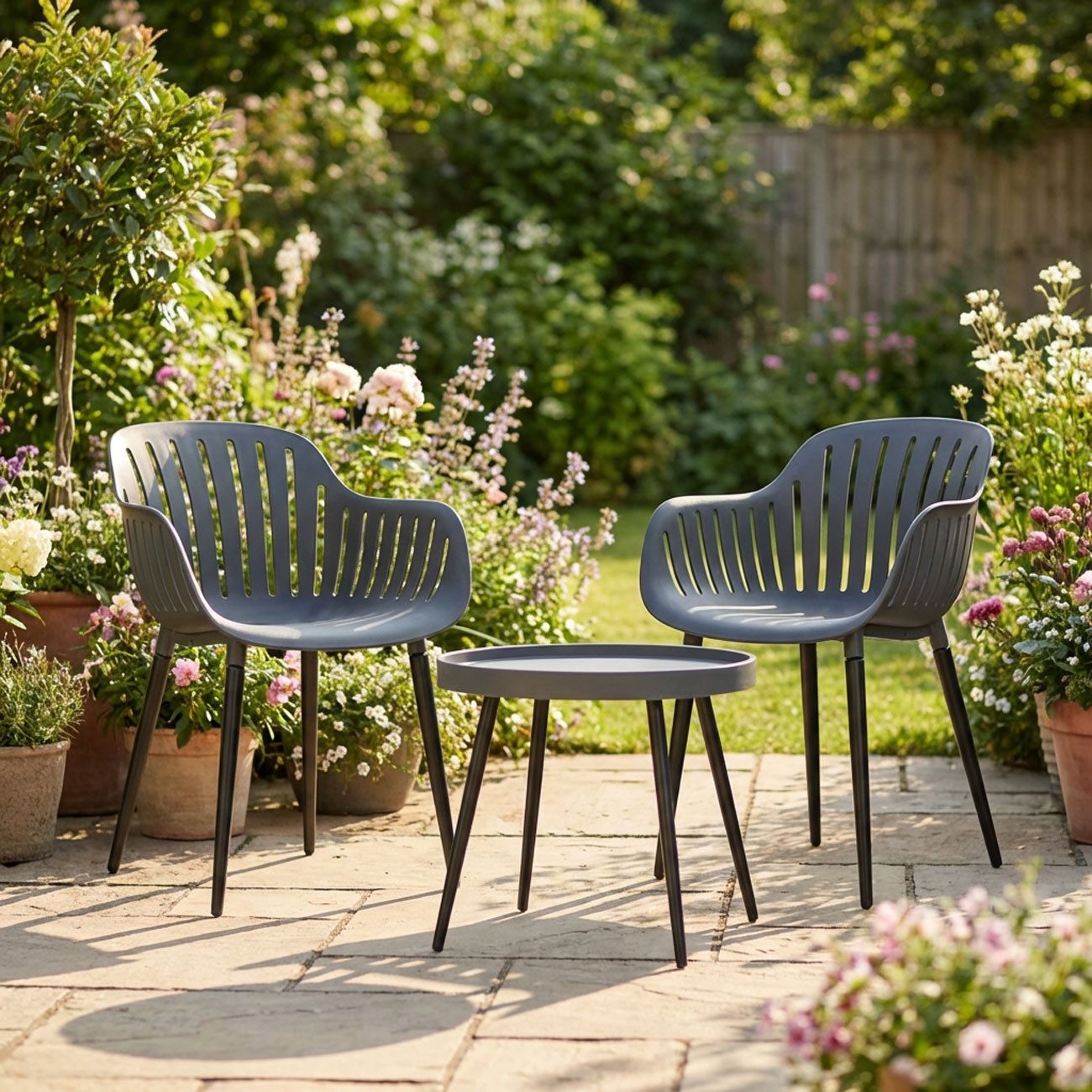 Home & styling collection Sitzgruppe Moderne Garten-Sitzgruppe 3-tlg., Tisch & 2 Stühle, Anthrazit, (3-tlg), 2 Gartenstühle, Runder Beistelltisch, Stahlgestell, Sitzschale