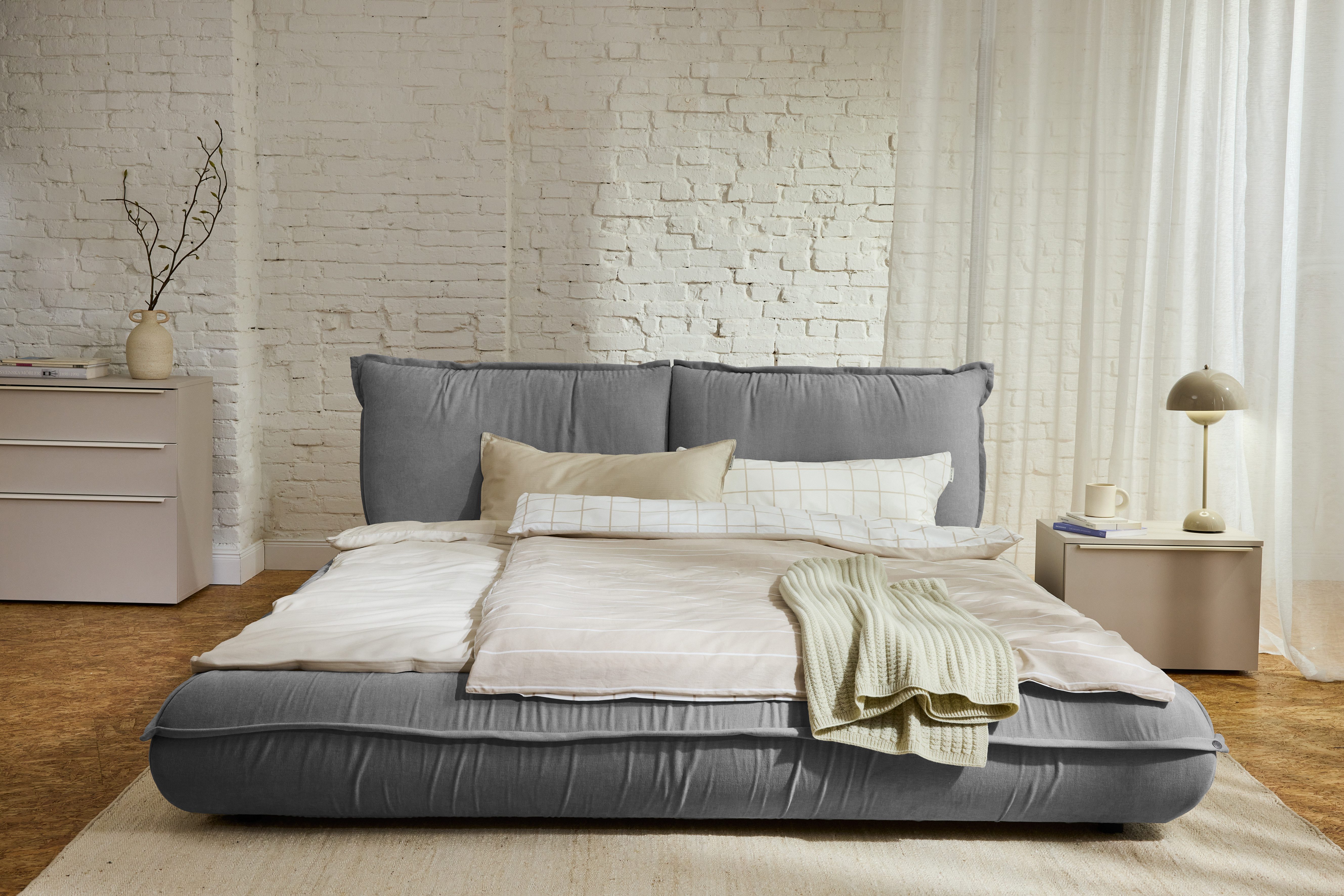 TOM TAILOR HOME Polsterbett PILLOW BED – lässiges Bett mit Kopfteil und Bettrahmen in Kissenform, besonders niedrige Optik – Bettrahmen mit abnehmbarem Bezug