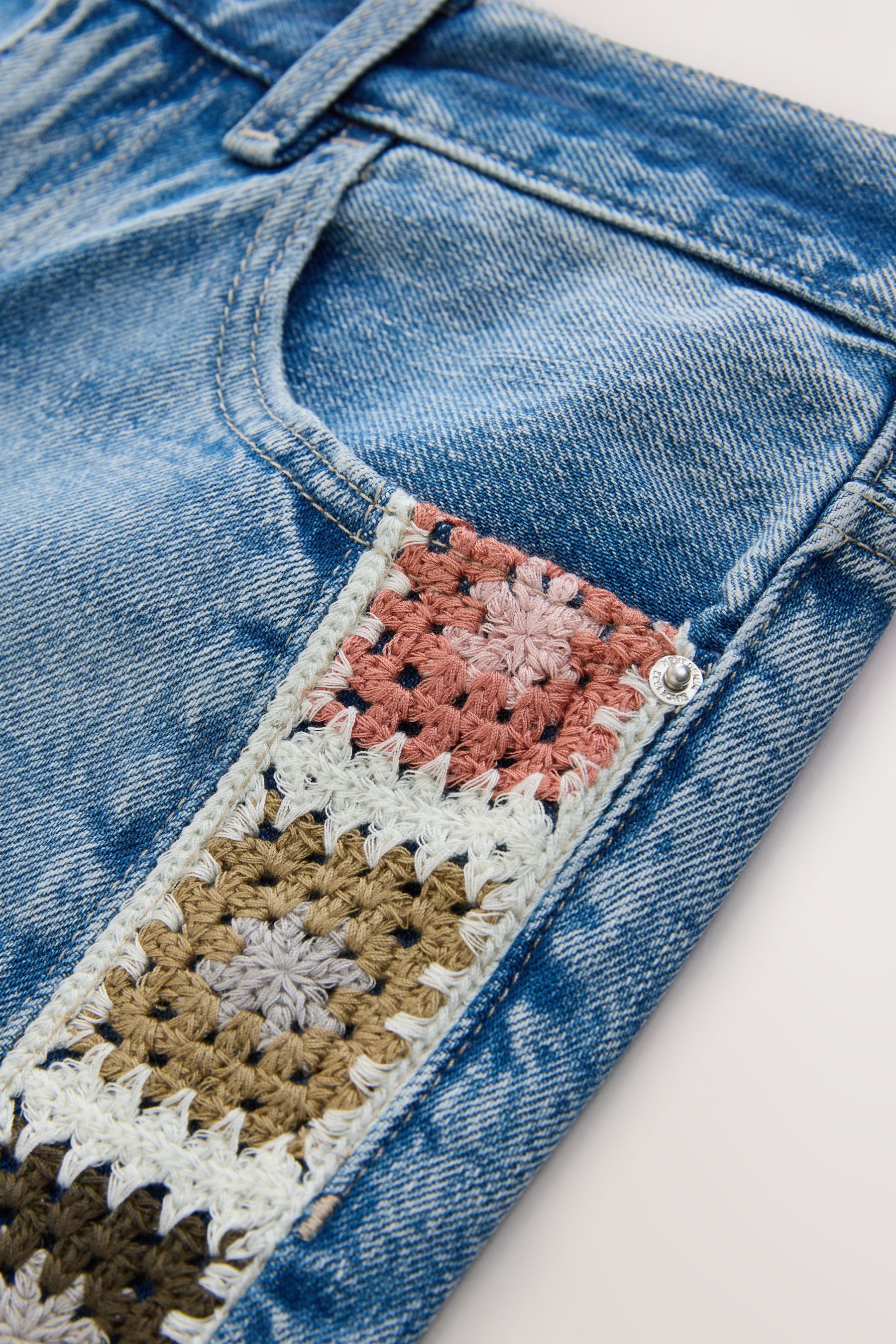Next Jeansshorts Hochbund-Denimshorts mit Schlitz, Kurzgröße (1-tlg)