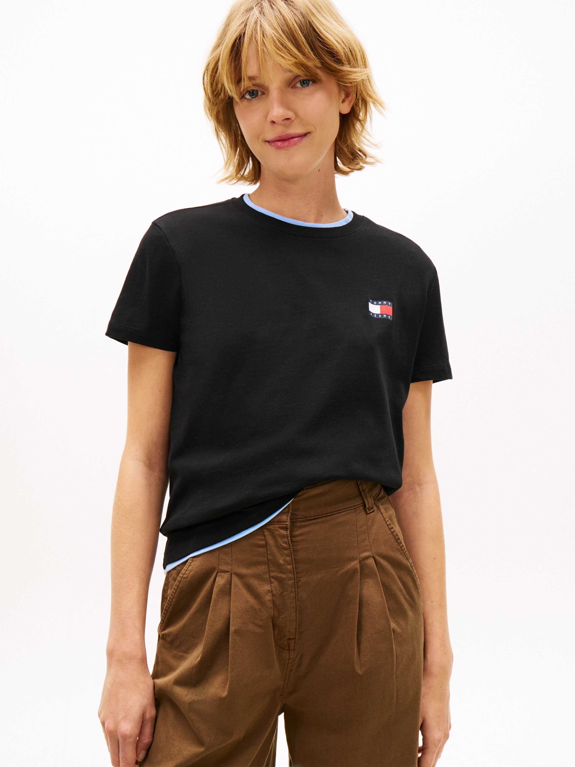 Tommy Jeans Kurzarmshirt TJW REG WAVY FLAG SS TEE EXT Tommy Flag-Badge auf Brust, Jersey aus reiner Baumwolle
