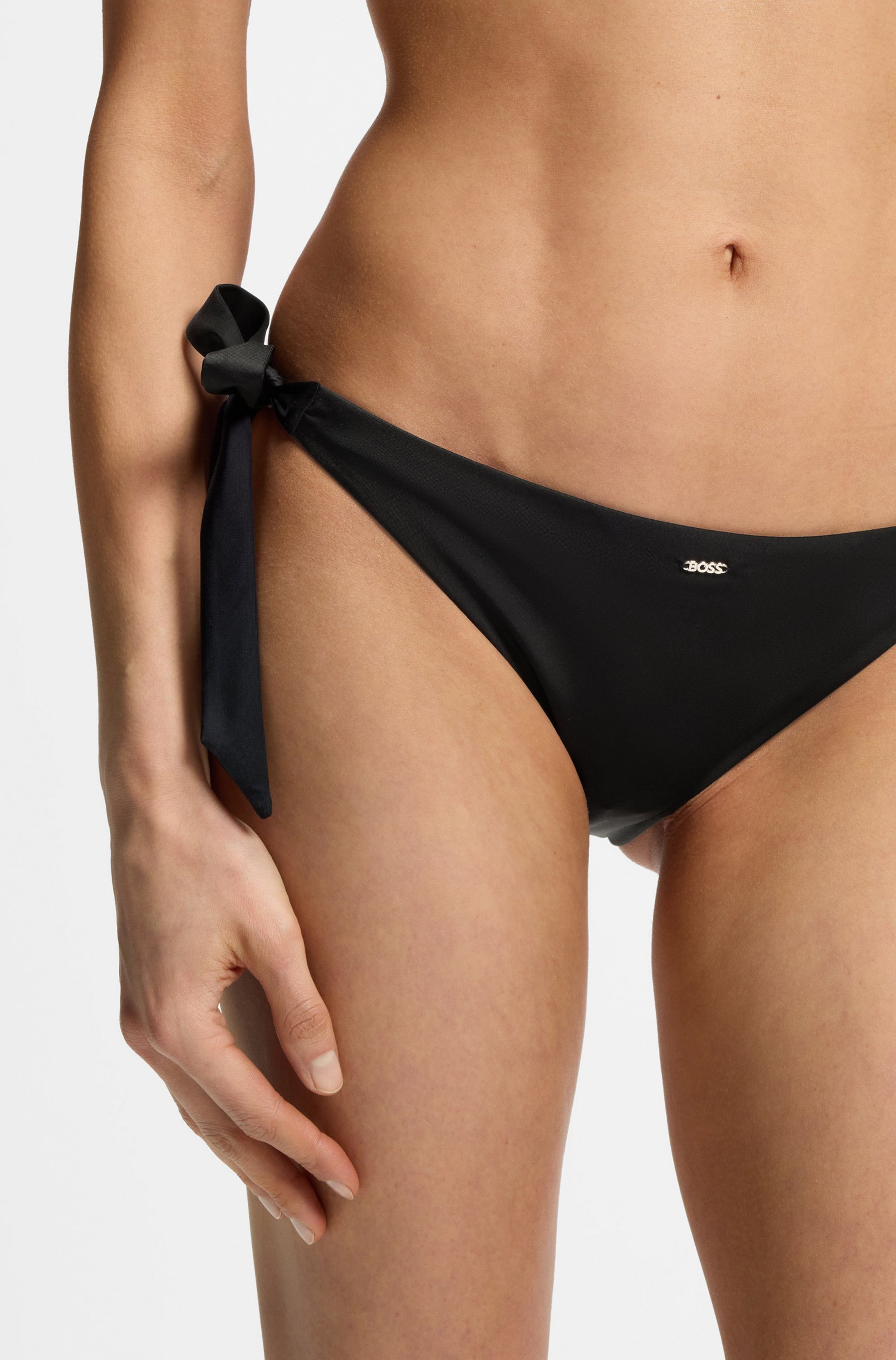 BOSS Bikini-Hose BOSS CODES mit Logo-Besatz und seitlicher Schnürung
