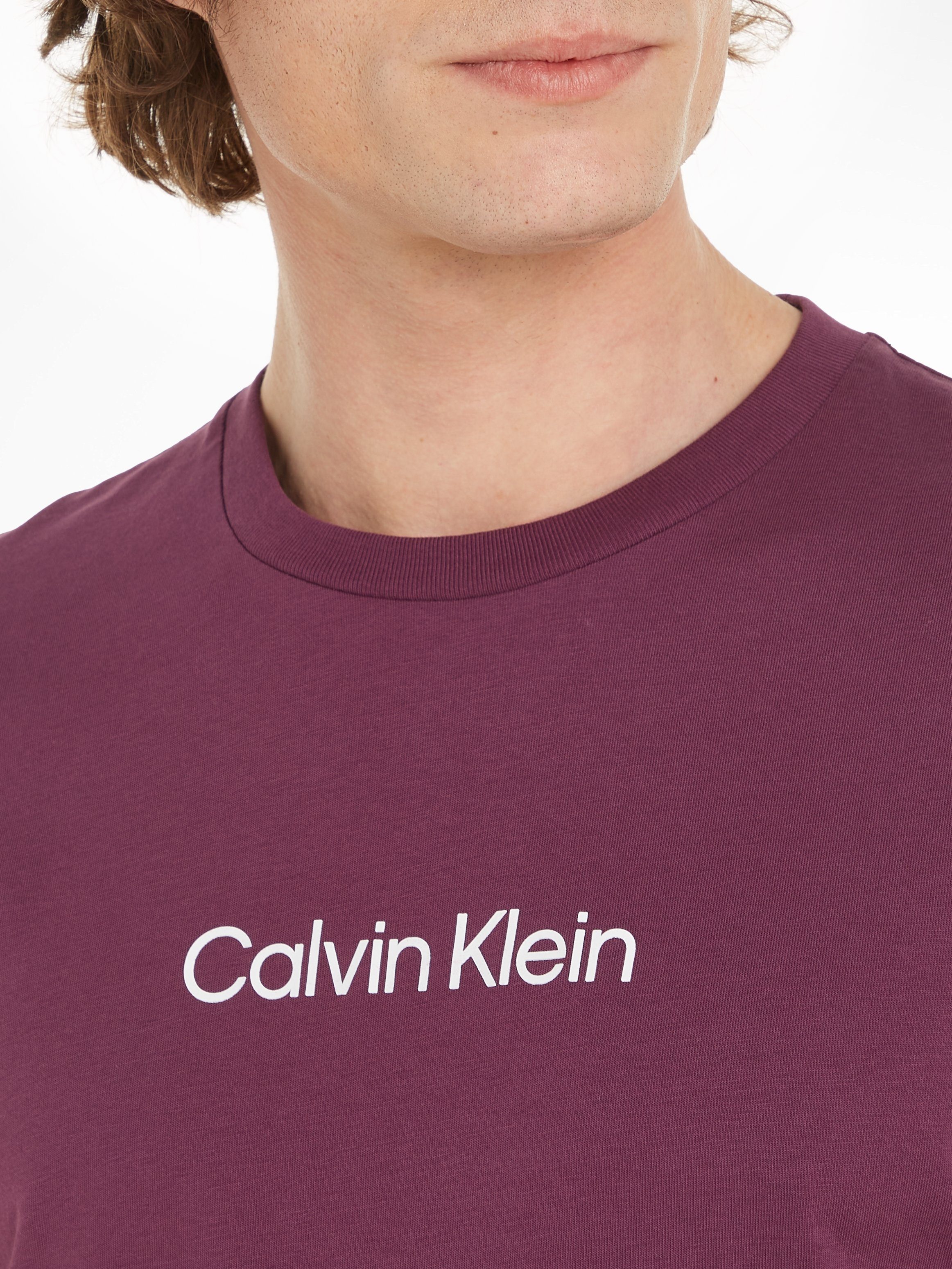Calvin Klein T-Shirt LOGO Markenlabel Italian mit T-SHIRT Plum HERO COMFORT aufgedrucktem