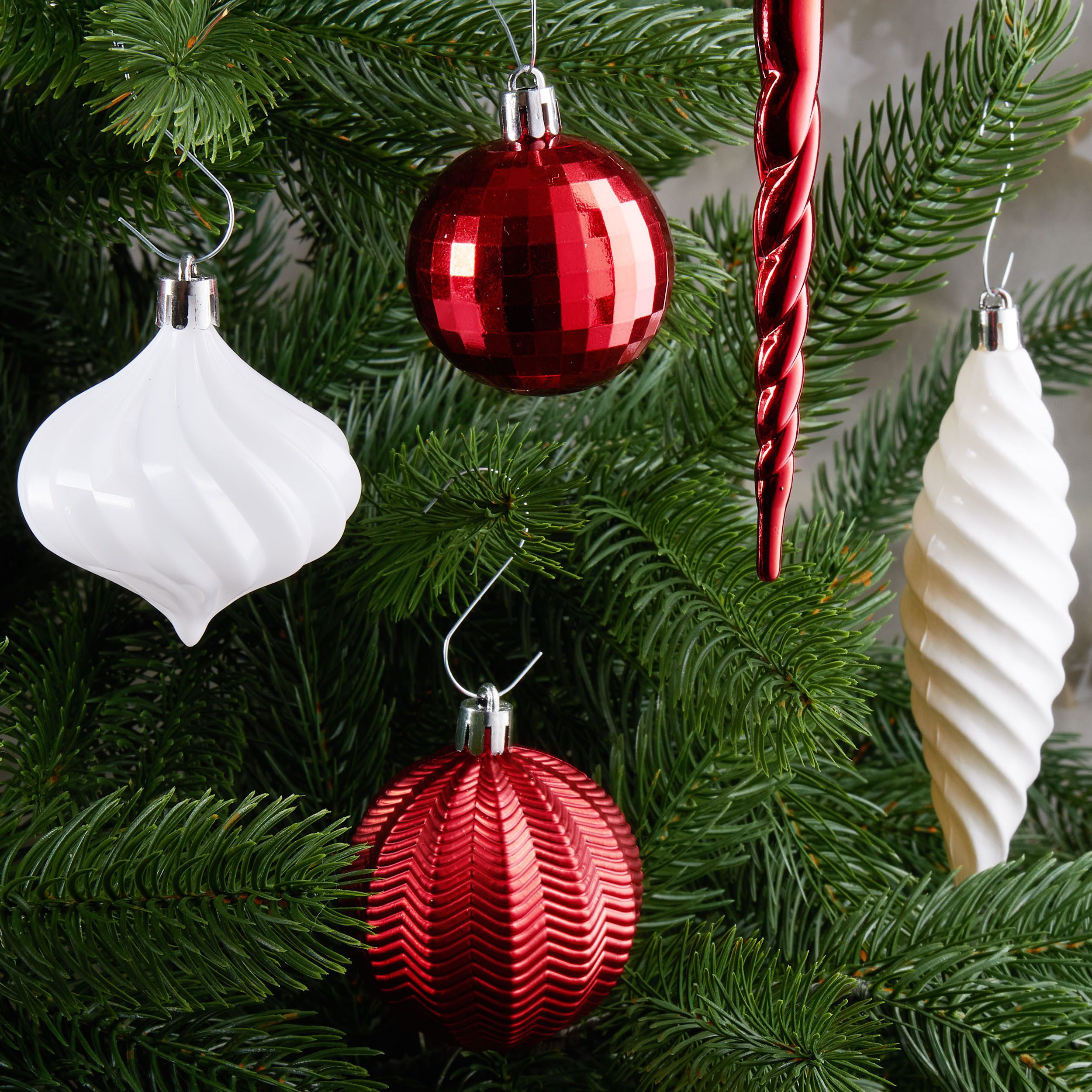 BRUBAKER Weihnachtsbaumkugel 50 -tlg. Premium Christbaumschmuck - Weihnachtskugel Set (50 St), Glitzer Kugeln, Schneeflocken, Eiszapfen und Tannenzapfen Baumschmuck