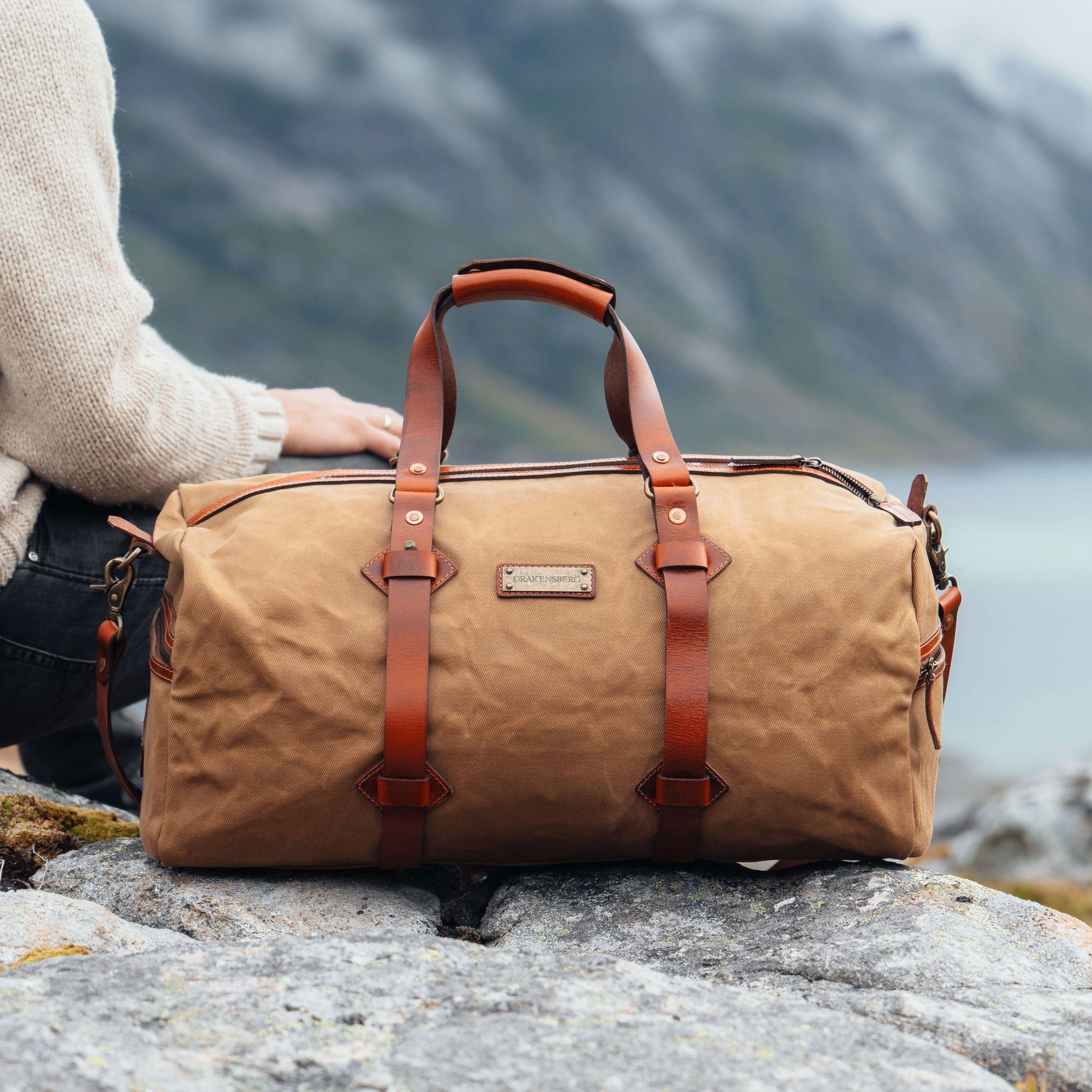 DRAKENSBERG Reisetasche Weekender »Cody« Khaki-Sand, wetterfeste Vintage Sportasche aus gewachstem Canvas und Leder