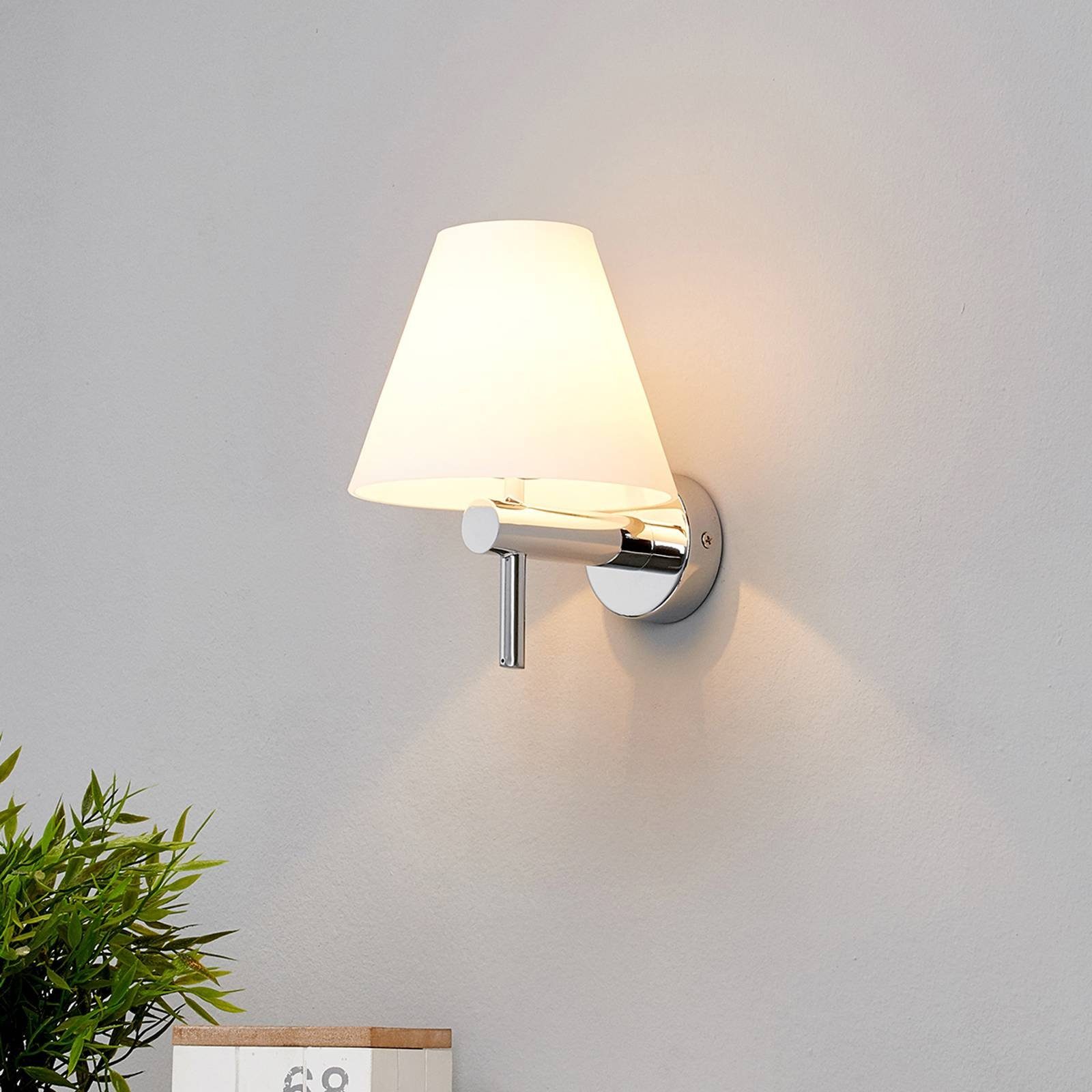 Lindby Wandleuchte Violetta, Metall, Chrom IP44, 1 x 33 W