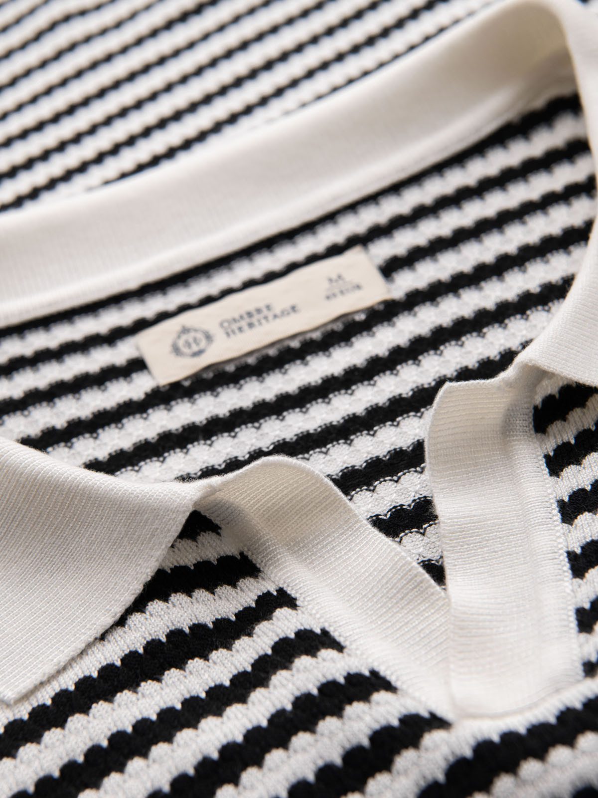 Poloshirt Gestricktes knopfloses Herren-Poloshirt mit marinefarbenen Streifen