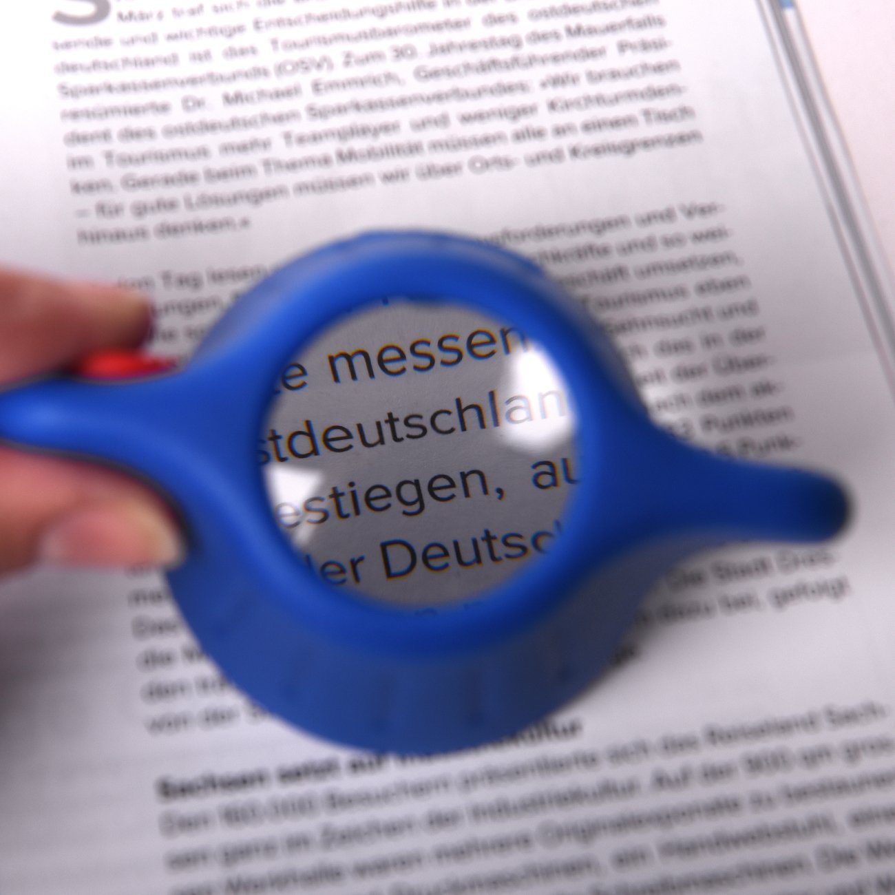 Remedic Deckelgriff Drehverschlussöffner 3 in 1 mit Lupe und LED