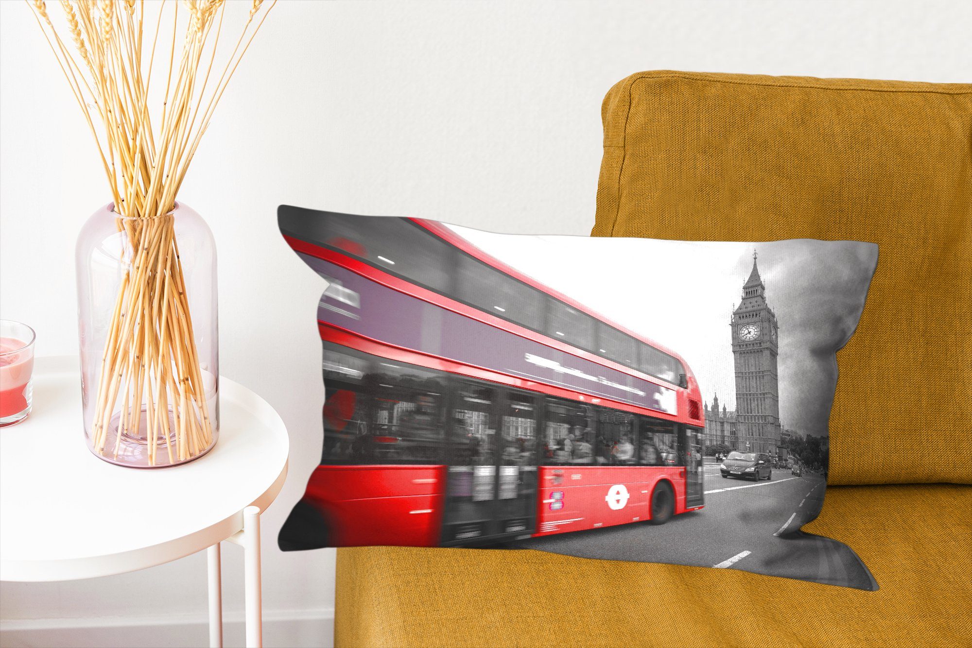 eines Dekoration, Busses roten Ben, Schwarz-Weiß-Foto Dekokissen Big MuchoWow Zierkissen, mit Schlafzimmer Füllung, Wohzimmer Dekokissen Ein am