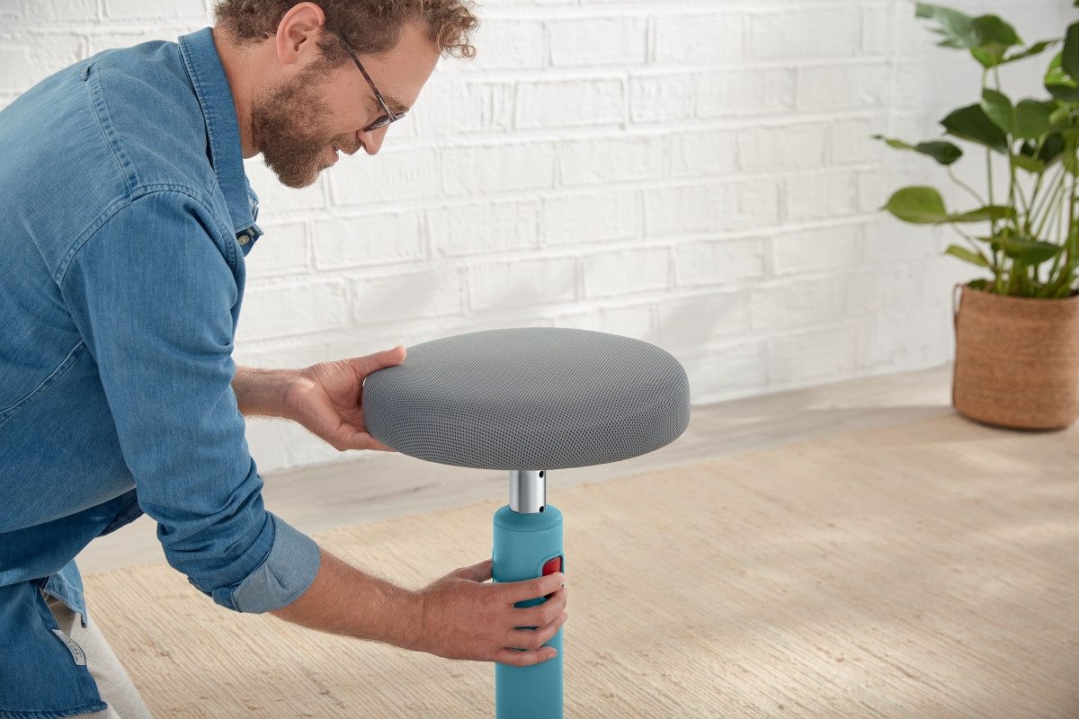 Bürostuhl Sitz- und Stehhocker Aktiv Ergo Cosy höhenverstellbar blau.