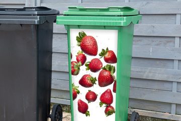MuchoWow Wandsticker Erdbeere - Obst - Weiß (1 St), Mülleimer-aufkleber, Mülltonne, Sticker, Container, Abfalbehälter