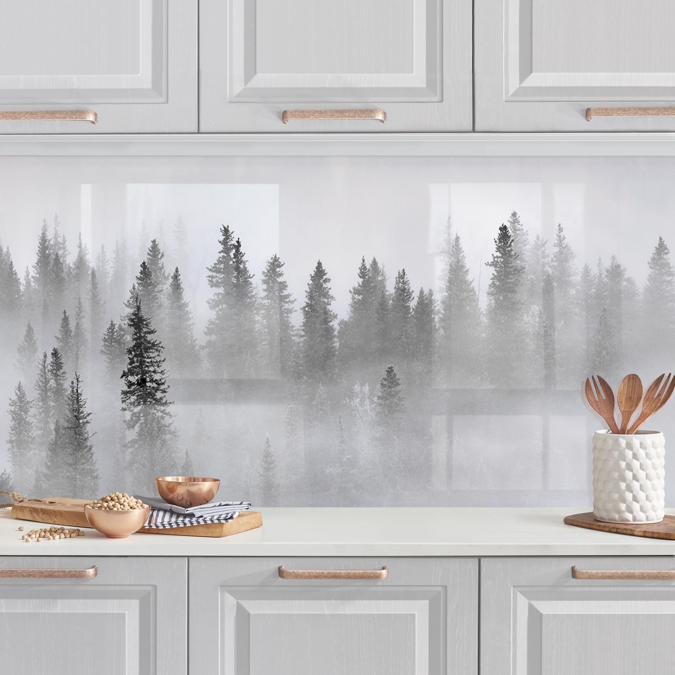 Bilderdepot24 Küchenrückwand schwarz-weiß dekor Bäume Wald Natur Wandpaneel Nebel im Tannenwald, (1-tlg., Nischenrückwand - für Fliesenspiegel ohne Bohren - matt), Spritzschutz Rückwand Küche Herd - Folie selbstklebend versch. Größen