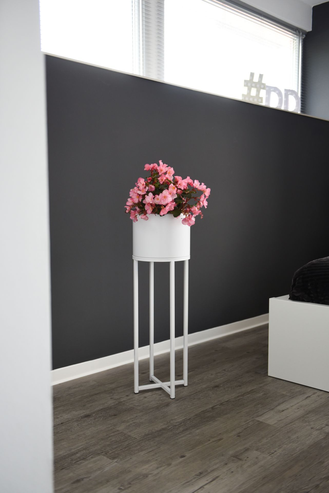 VIVANNO Blumentopf pulverbeschichtetes Stahlblech ELEVATE CROSS Rund - Weiß Matt (1 St), 25x79 cm