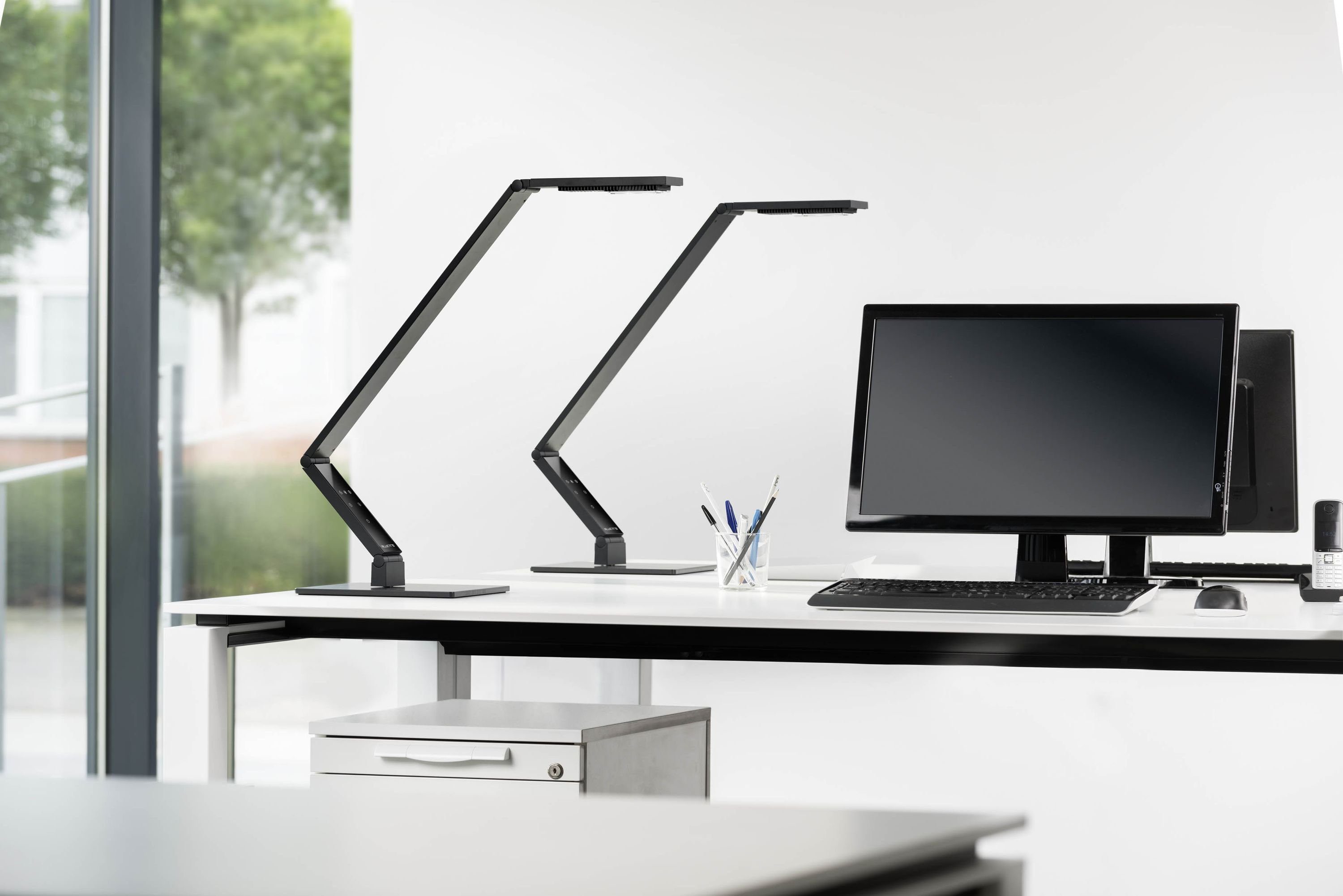 LUCTRA Tischleuchte TABLE LINEAR LED biologisch Linear Table Licht Base Schreibtischlampe, wirksames schwarz BASE