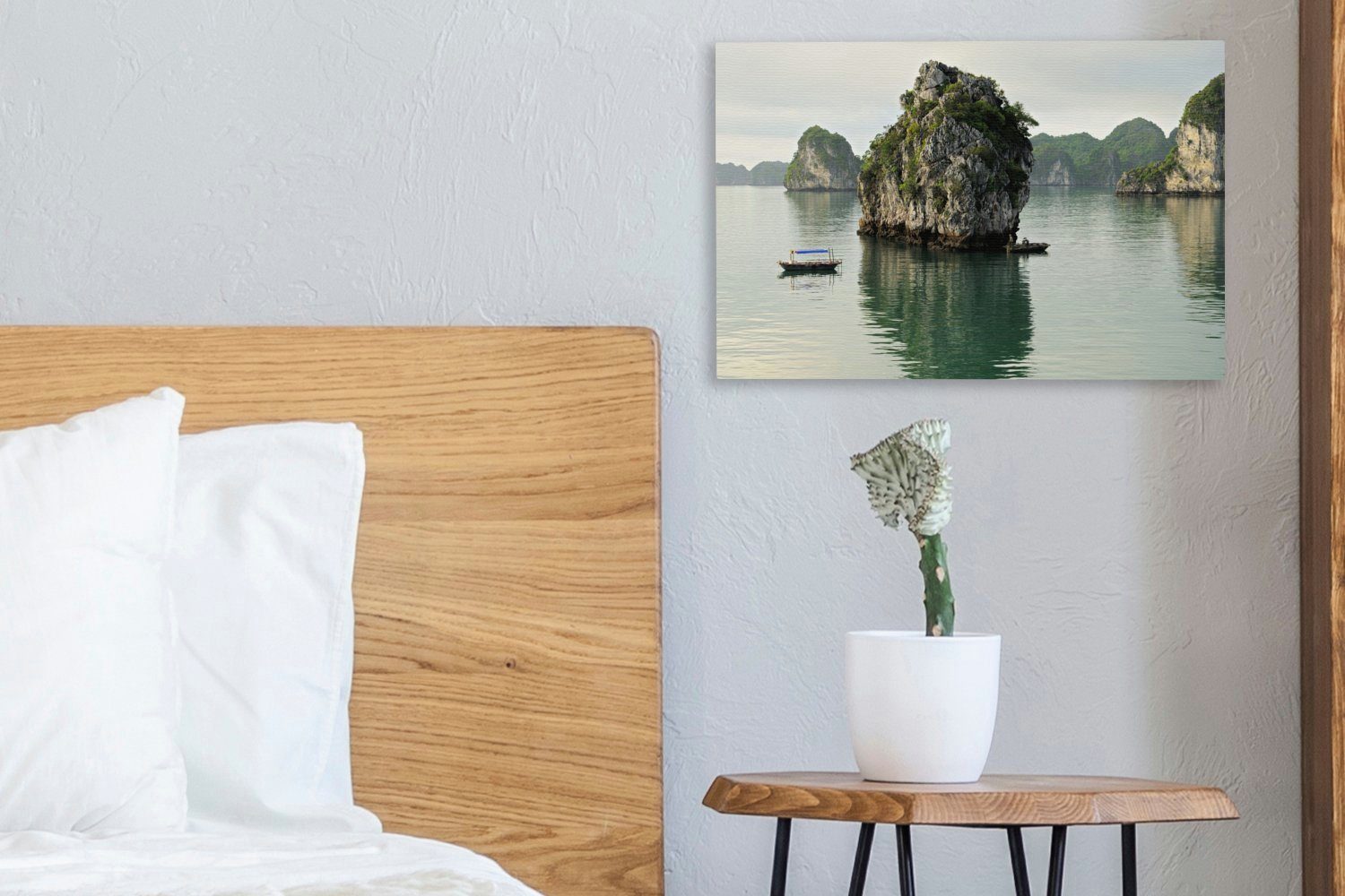 Bay in (1 Wandbild Wasser treibenden mit Wanddeko, auf Fischerboot Aufhängefertig, Leinwandbilder, cm St), einem Long Leinwandbild Vietnam, Ha dem 30x20 OneMillionCanvasses®