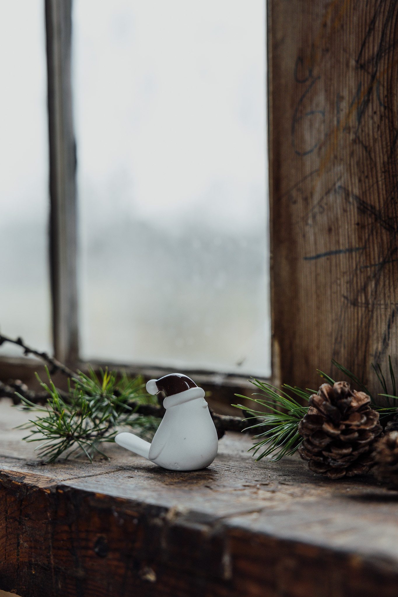 Storefactory Weihnachtsfigur Vogel Elin aus Keramik mit Weihnachtsmütze, Dekofigut für Weihnachten