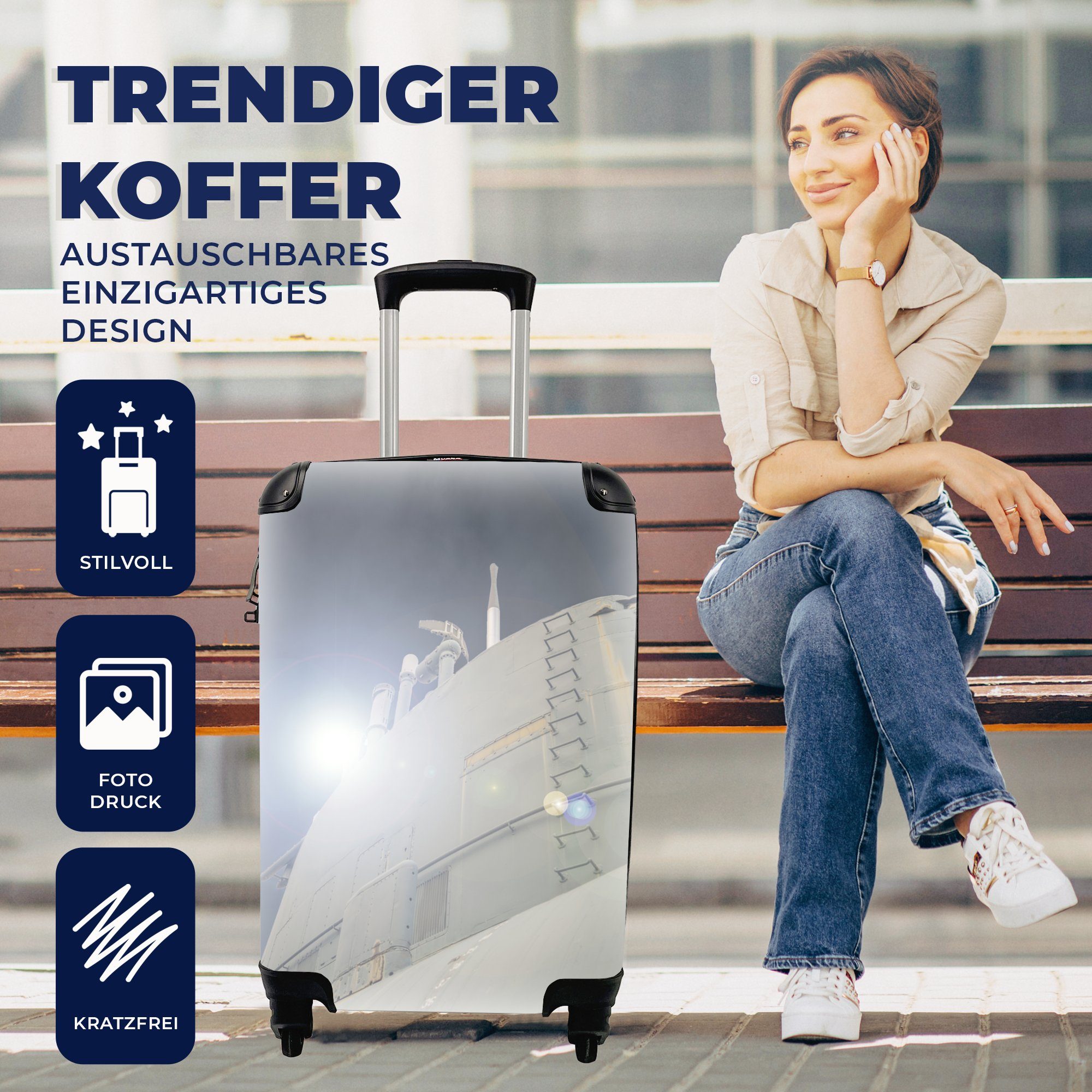 MuchoWow Handgepäckkoffer Ein U-Boot an Rollen, Reisetasche Reisekoffer 4 rollen, Trolley, mit für einem Ferien, Handgepäck klaren Tag