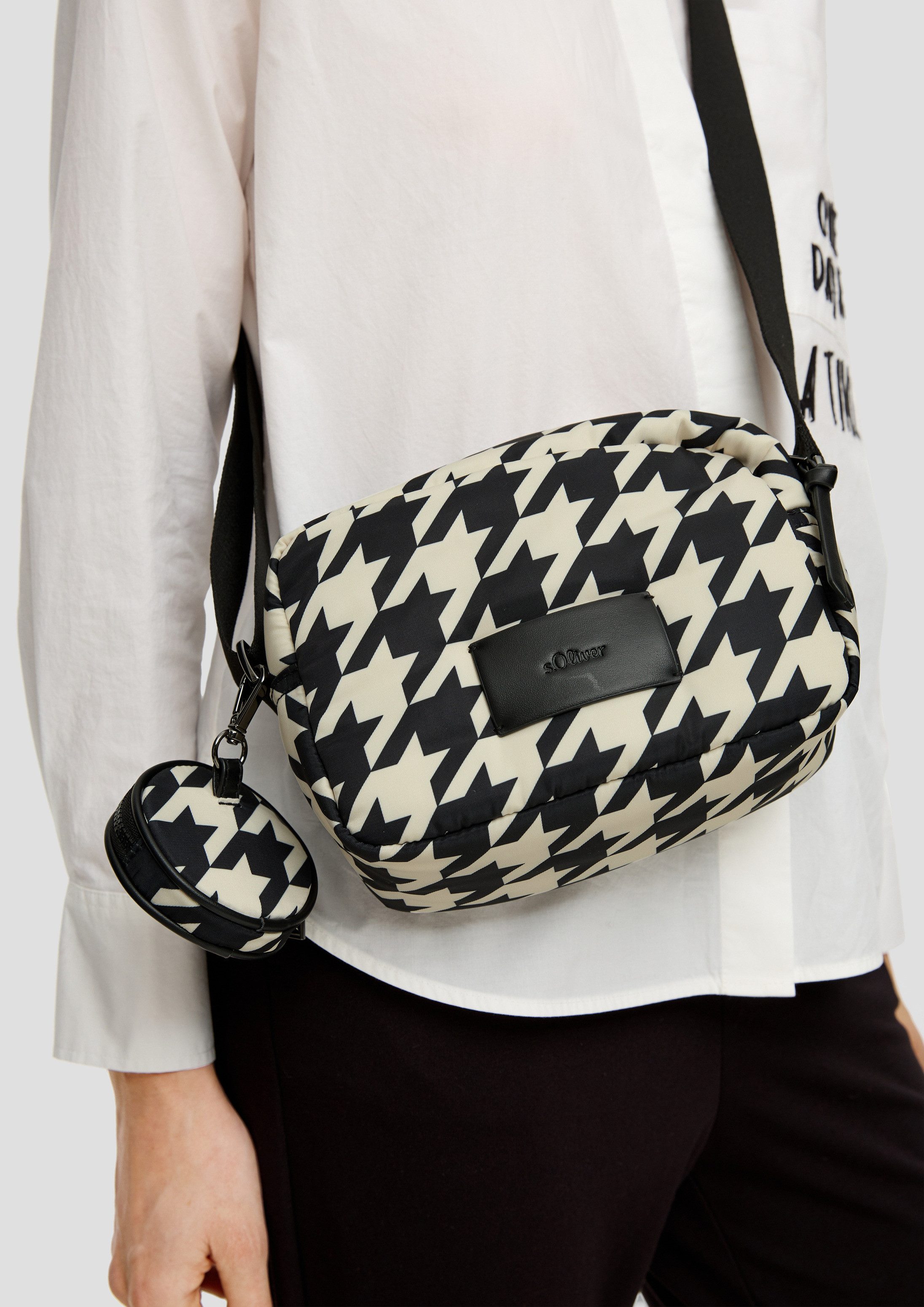 s.Oliver Umhängetasche Tasche, Crossbody Bag mit Hahnentritt-Muster